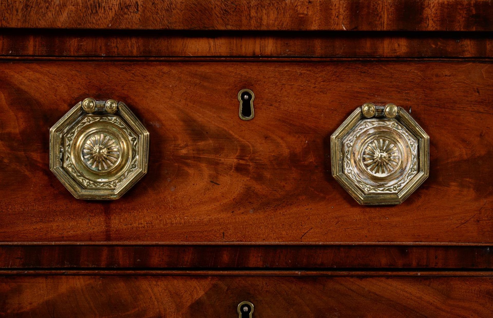 AN UNUSUAL GEORGE III MAHOGANY CHEST OF DRAWERS, CIRCA 1790 - Image 5 of 5