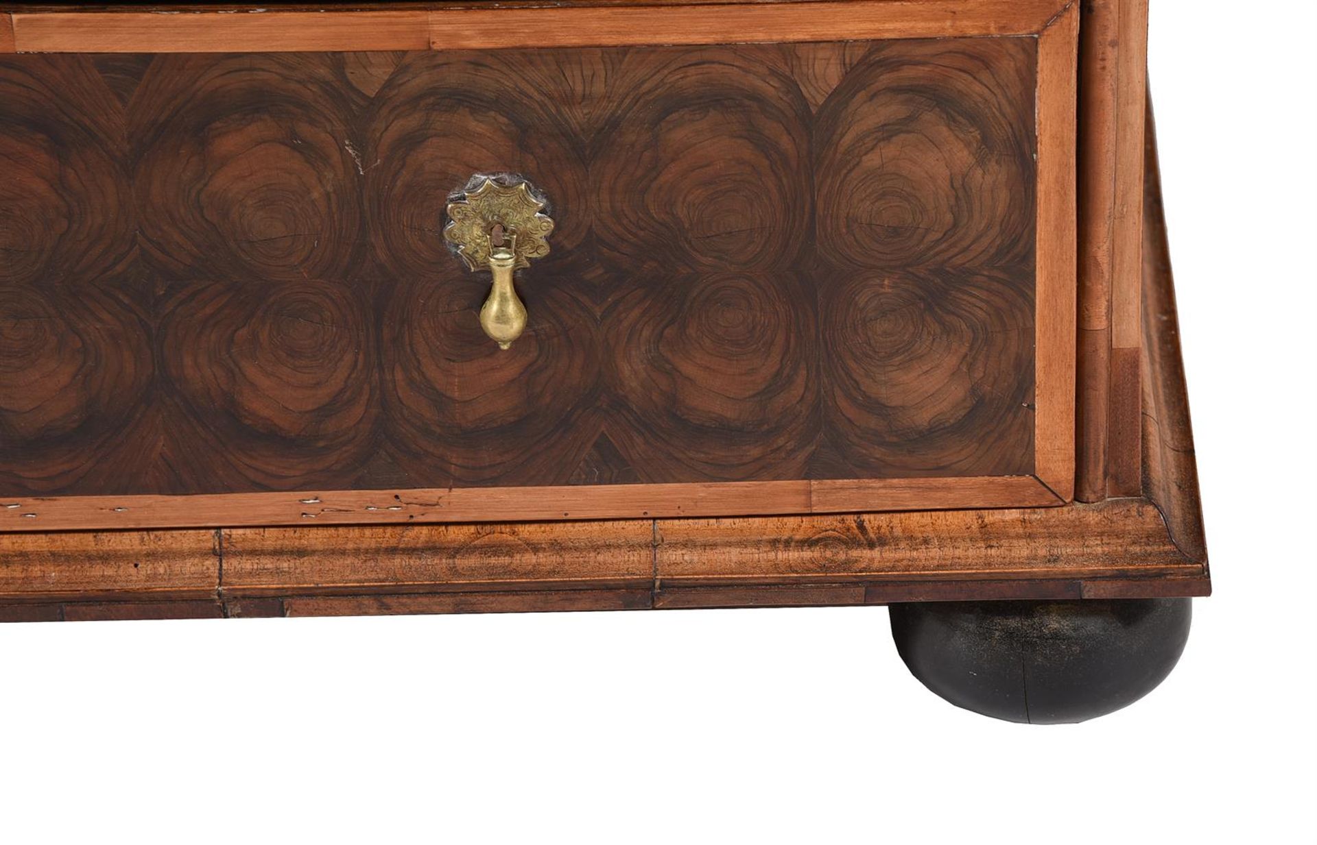 A WILLIAM & MARY OLIVEWOOD 'OYSTER' VENEERED AND MARQUETRY CHEST OF DRAWERS, CIRCA 1690 - Image 3 of 3
