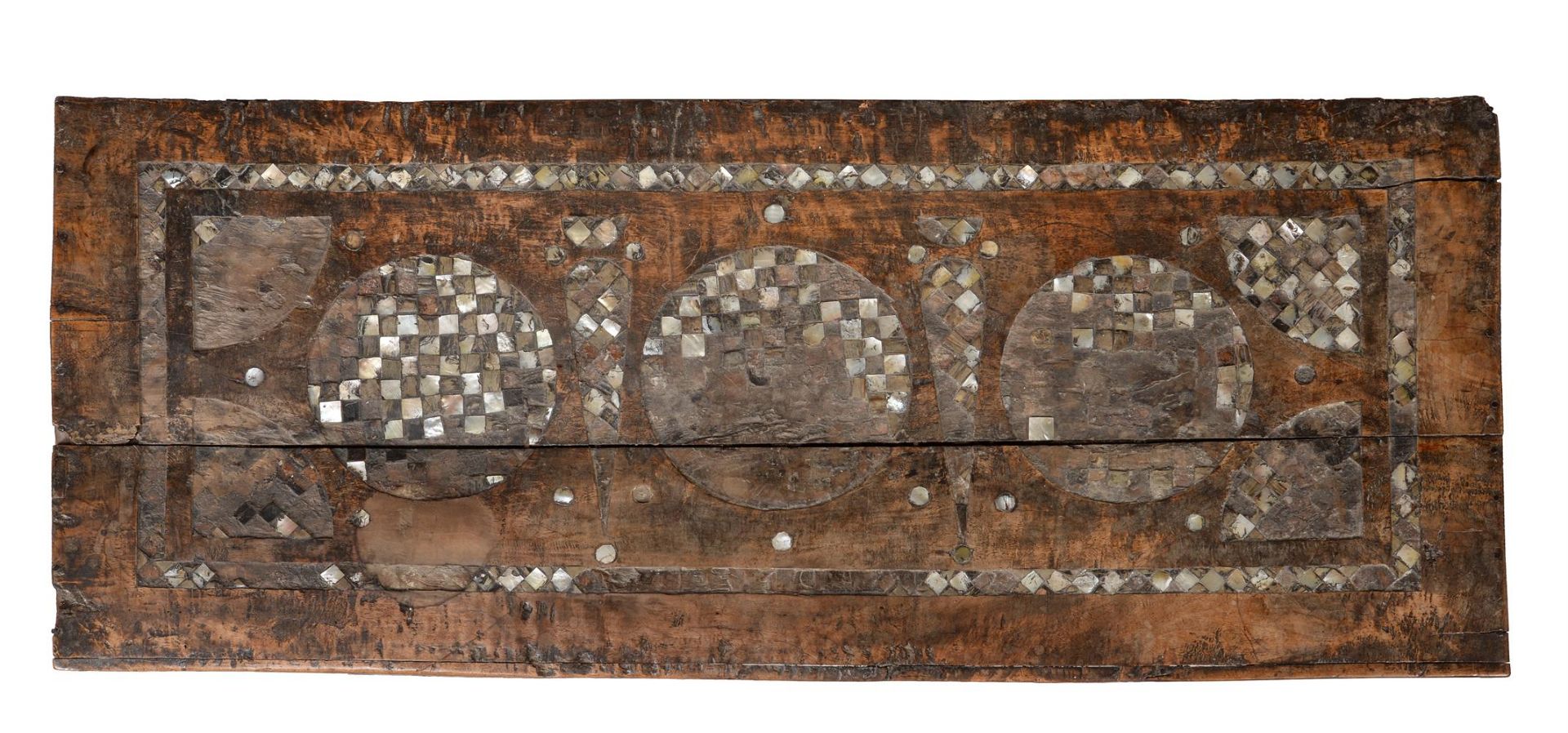Y AN OTTOMAN MOTHER OF PEARL AND TORTOISESHELL INLAID WOODEN CHEST, 19TH CENTURY OR EARLIER - Image 3 of 4