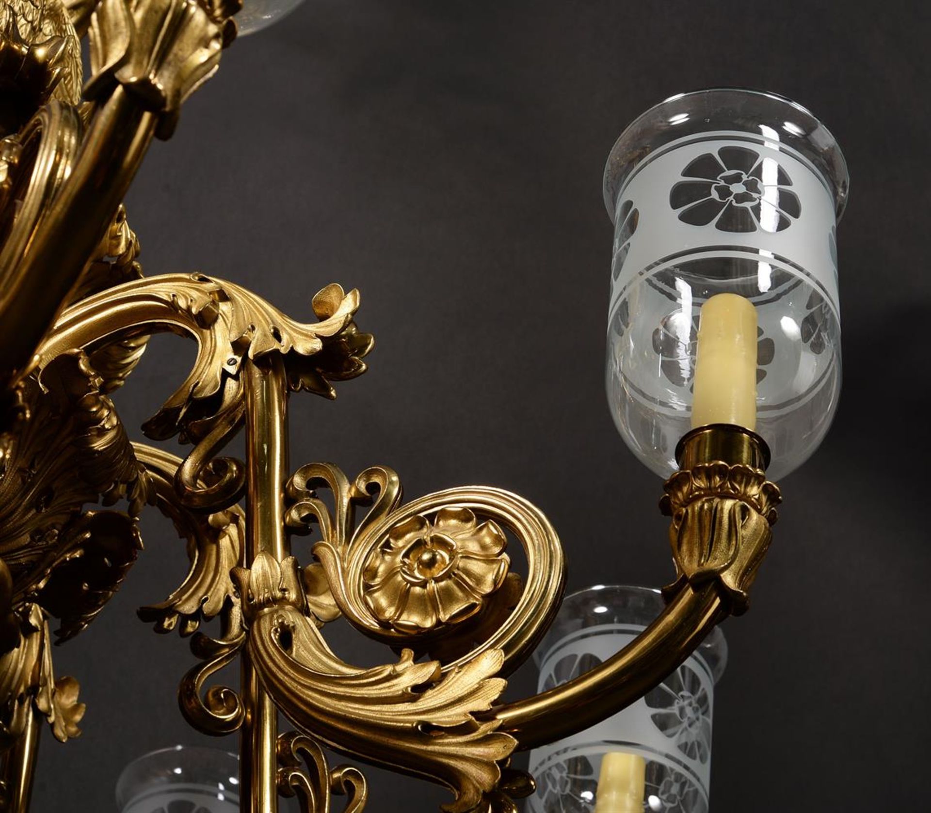 A LARGE AND IMPRESSIVE GILT AND LACQUERED BRASS EIGHT BRANCH CHANDELIER, CIRCA 1825 AND LATER - Bild 6 aus 10