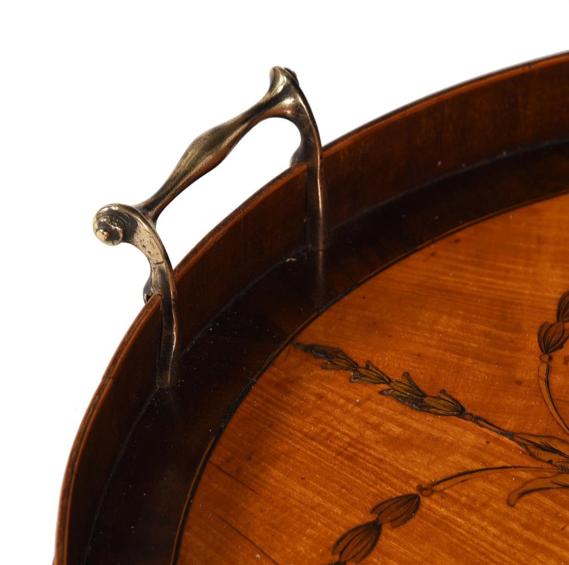 A GEORGE III SATINWOOD AND MARQUETRY INLAID OVAL TRAY, ATTRIBUTED TO GILLOWS, CIRCA 1780 - Bild 2 aus 4