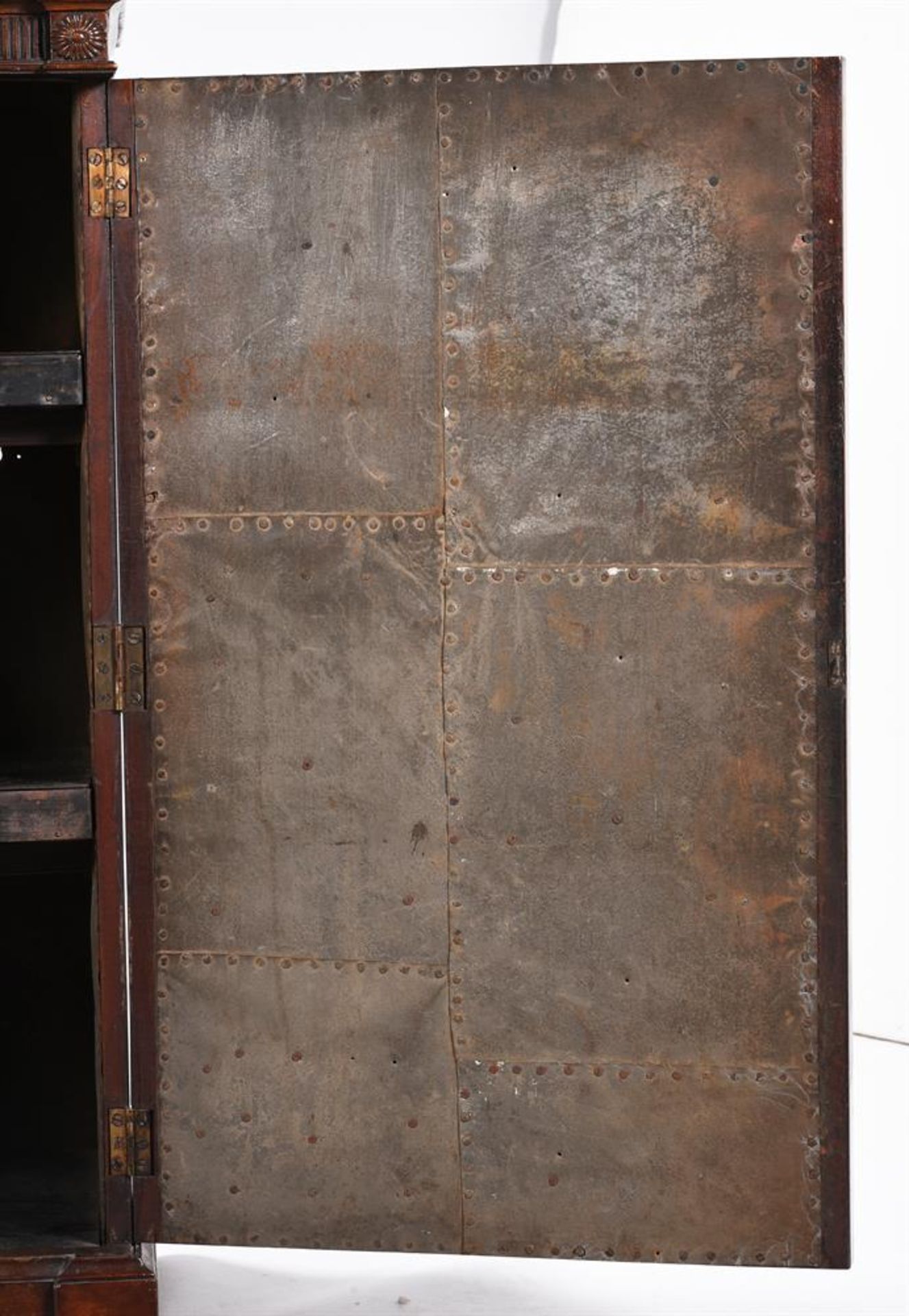 A PAIR OF GEORGE III MAHOGANY PEDESTAL CUPBOARDS, IN THE MANNER OF INCE & MAYHEW, CIRCA 1790 - Bild 8 aus 11