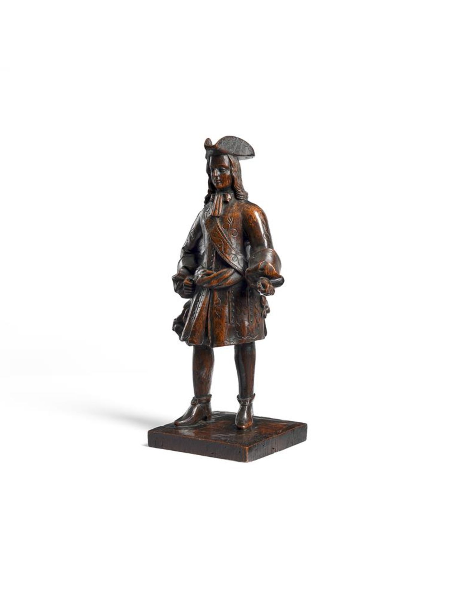 A RARE CARVED OAK MODEL OF A EUROPEAN MERCHANT OR ARMY OFFICER, 18TH CENTURY - Image 3 of 5