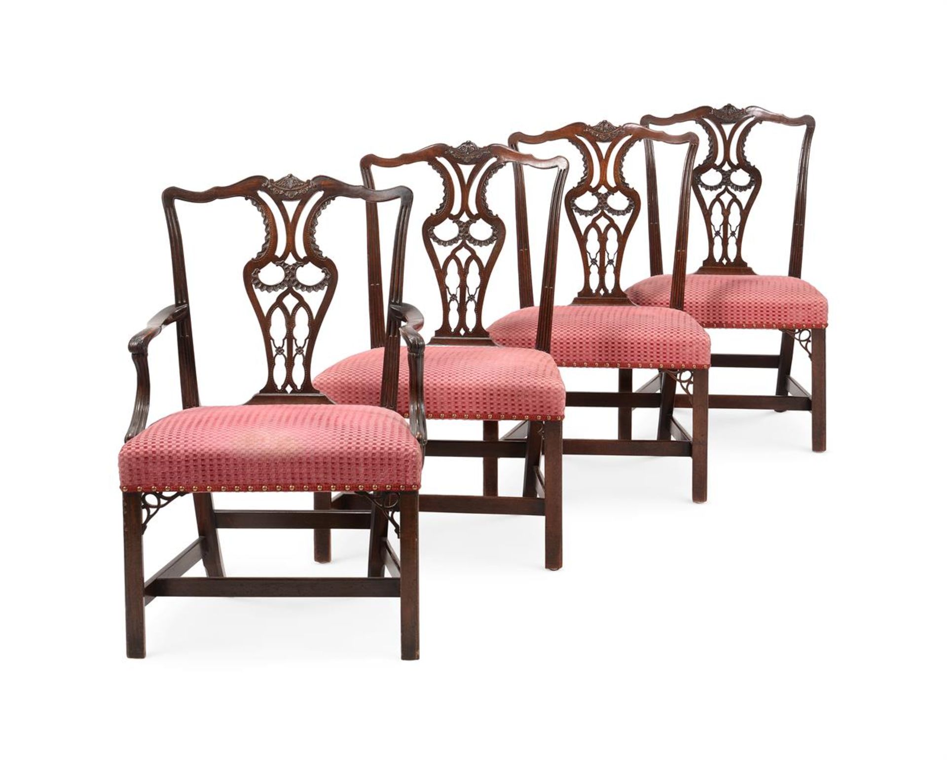 A SET OF SIX GEORGE III MAHOGANY DINING CHAIRSIN THE MANNER OF THOMAS CHIPPENDALE - Bild 2 aus 6