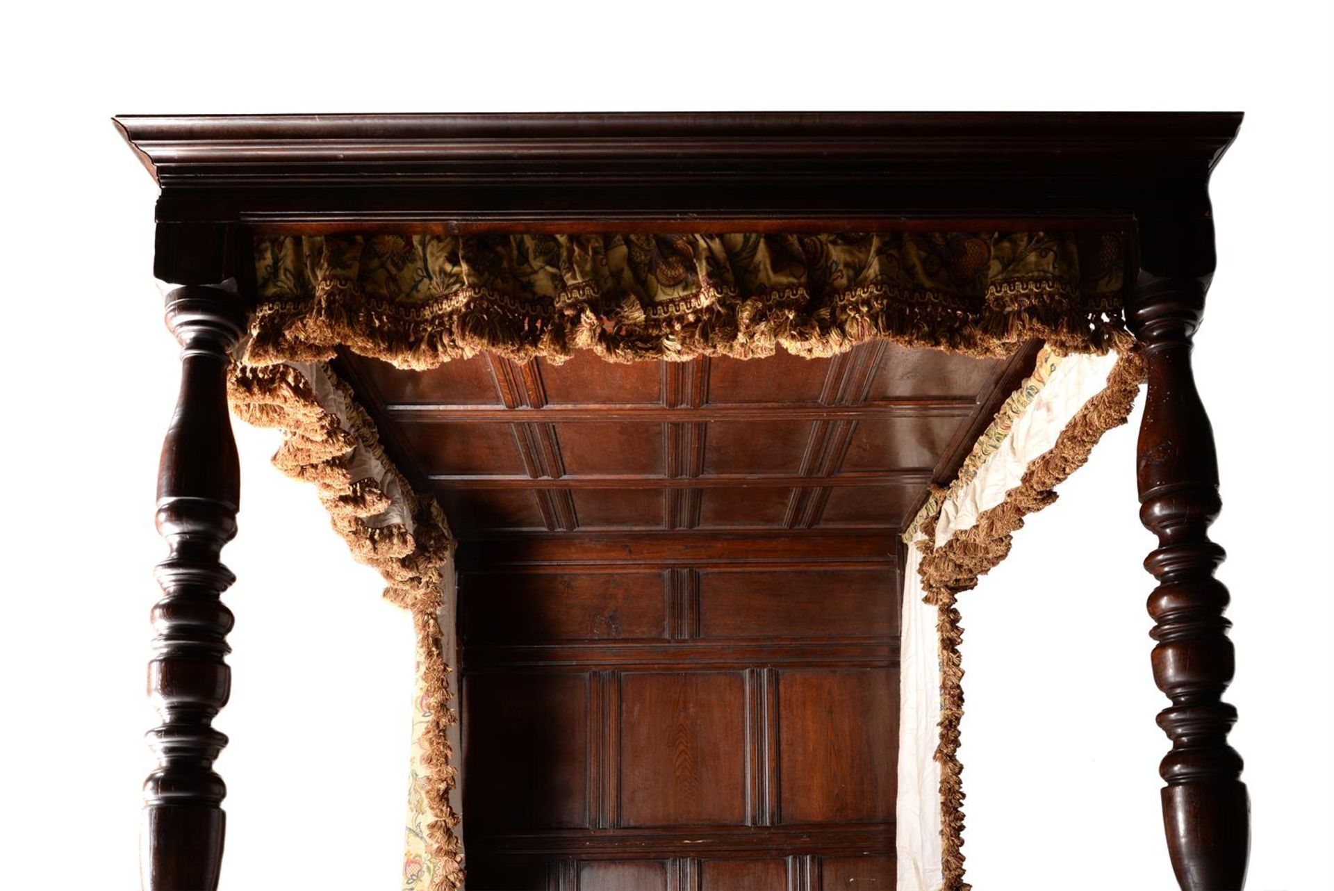 AN OAK FOUR POST BED, IN THE STUART MANNER, COMPLETE WITH HANGINGS, IN 17TH CENTURY STYLE - Image 5 of 9