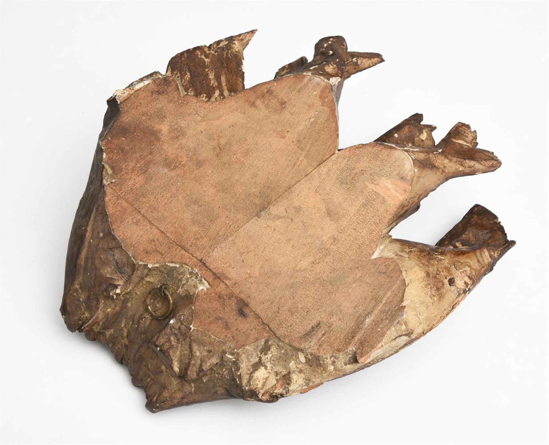 A PAIR OF CARVED WALL HANGINGS IN THE FORM OF FISH, 18TH CENTURY, IN THE MANNER OF GRINLING GIBBONS - Bild 4 aus 4