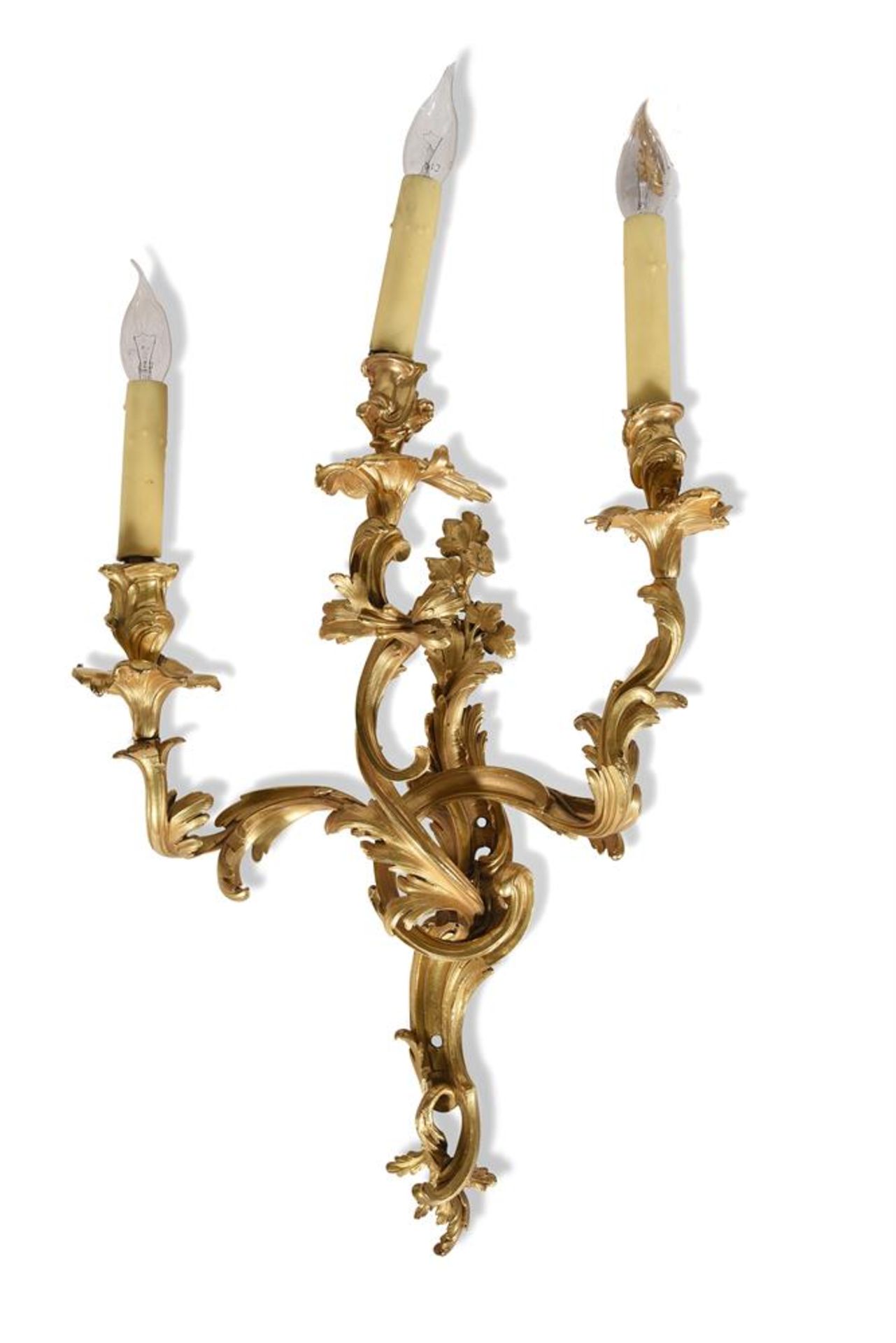 A NEAR SET OF FOUR LOUIS XV ORMOLU THREE BRANCH WALL LIGHTS, MID 18TH CENTURY - Bild 2 aus 7