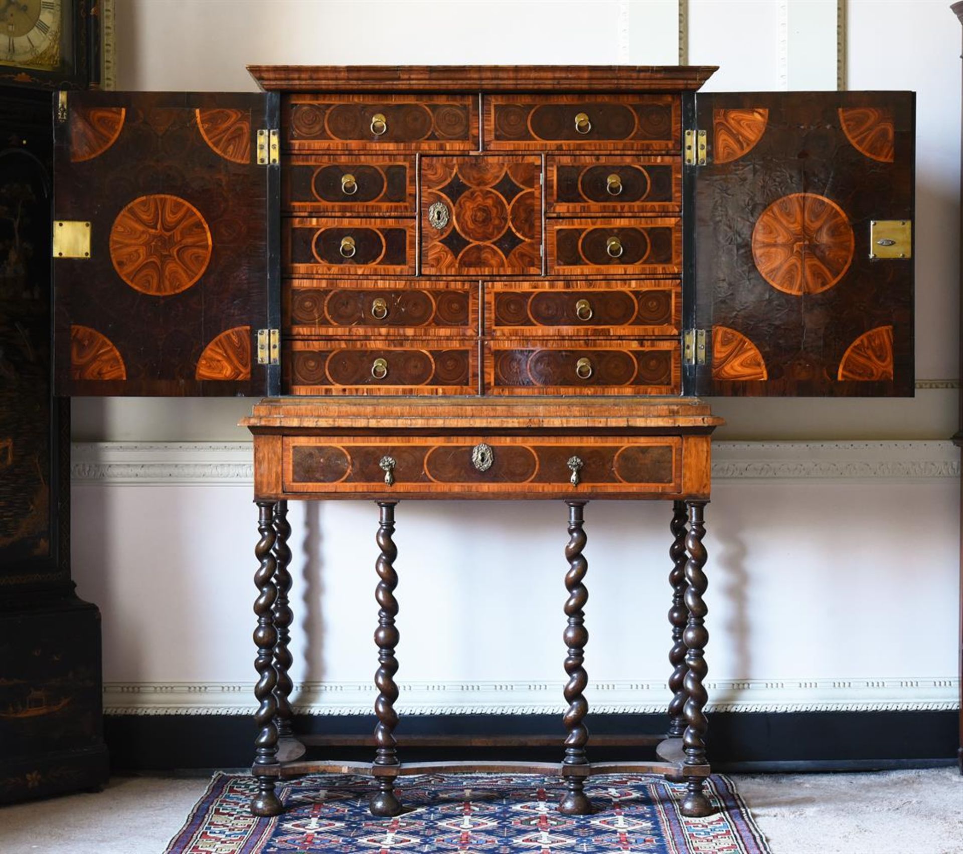 Y A WILLIAM & MARY ROSEWOOD, KINGWOOD AND OLIVEWOOD OYSTER VENEERED CABINET ON STAND, CIRCA 1690 - Image 10 of 11