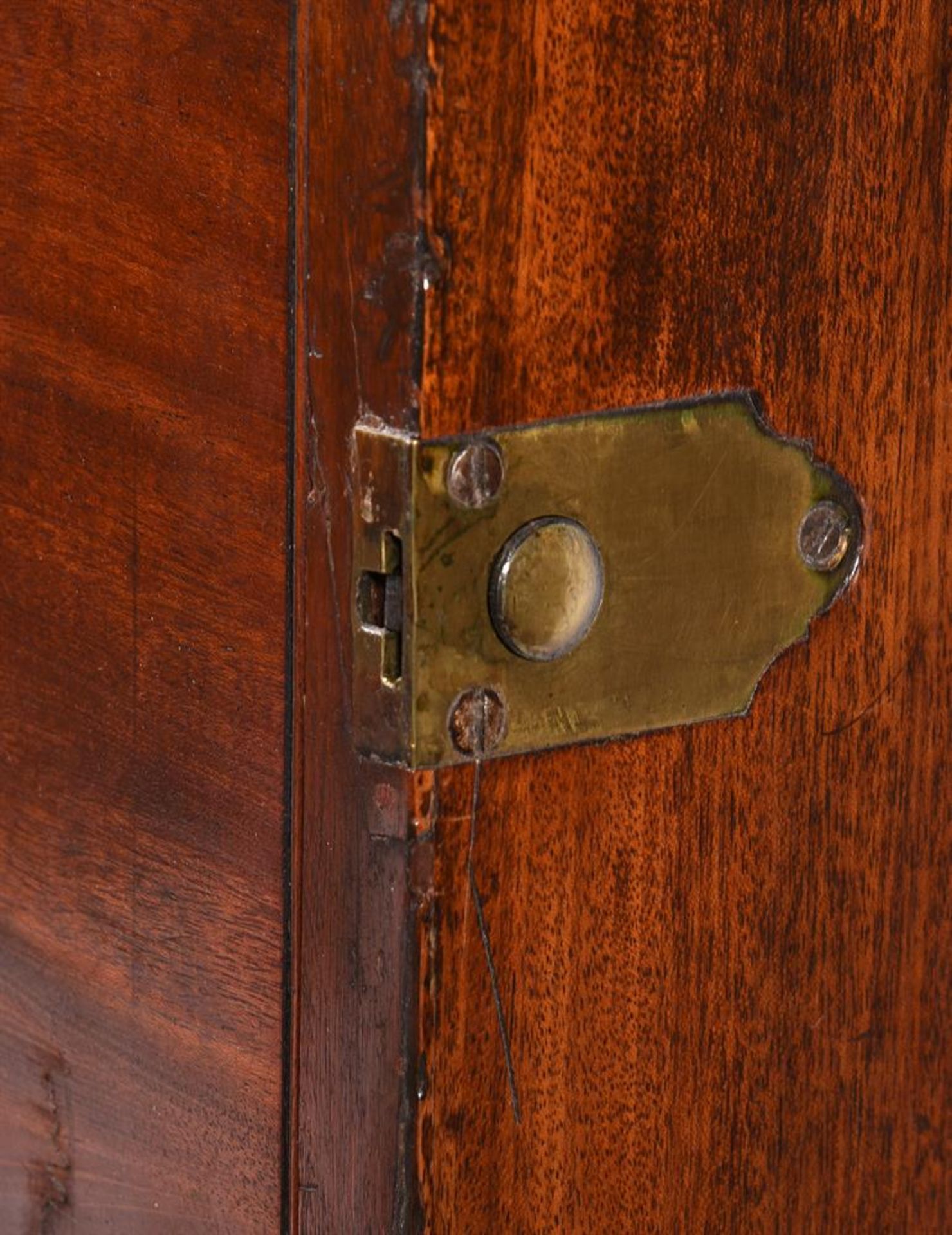 A PAIR OF GEORGE III MAHOGANY PEDESTAL CUPBOARDS, IN THE MANNER OF INCE & MAYHEW, CIRCA 1790 - Bild 5 aus 11