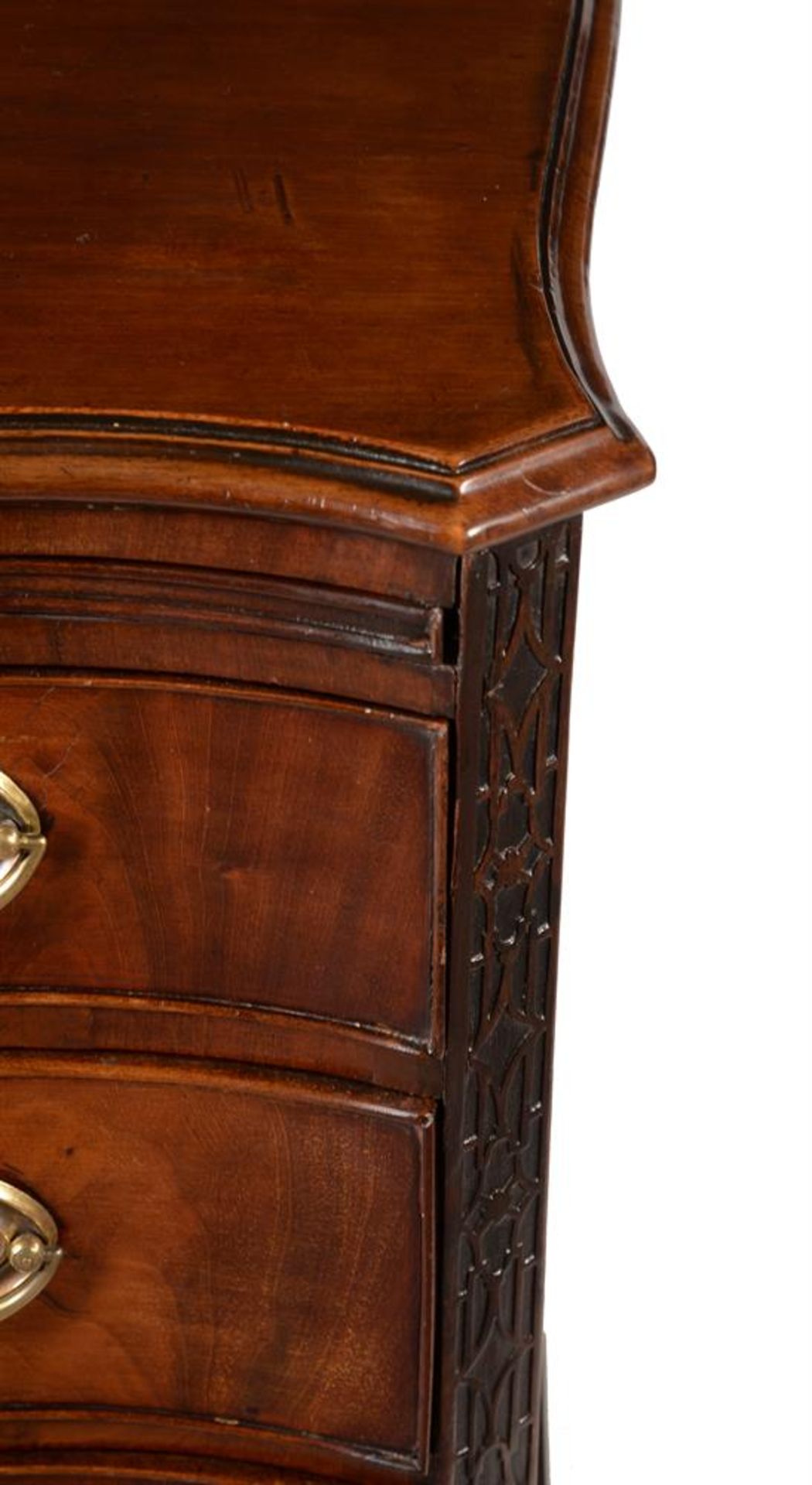 A GEORGE III MAHOGANY SERPENTINE FRONTED BACHELOR'S CHEST OF DRAWERS, CIRCA 1770 - Image 6 of 6