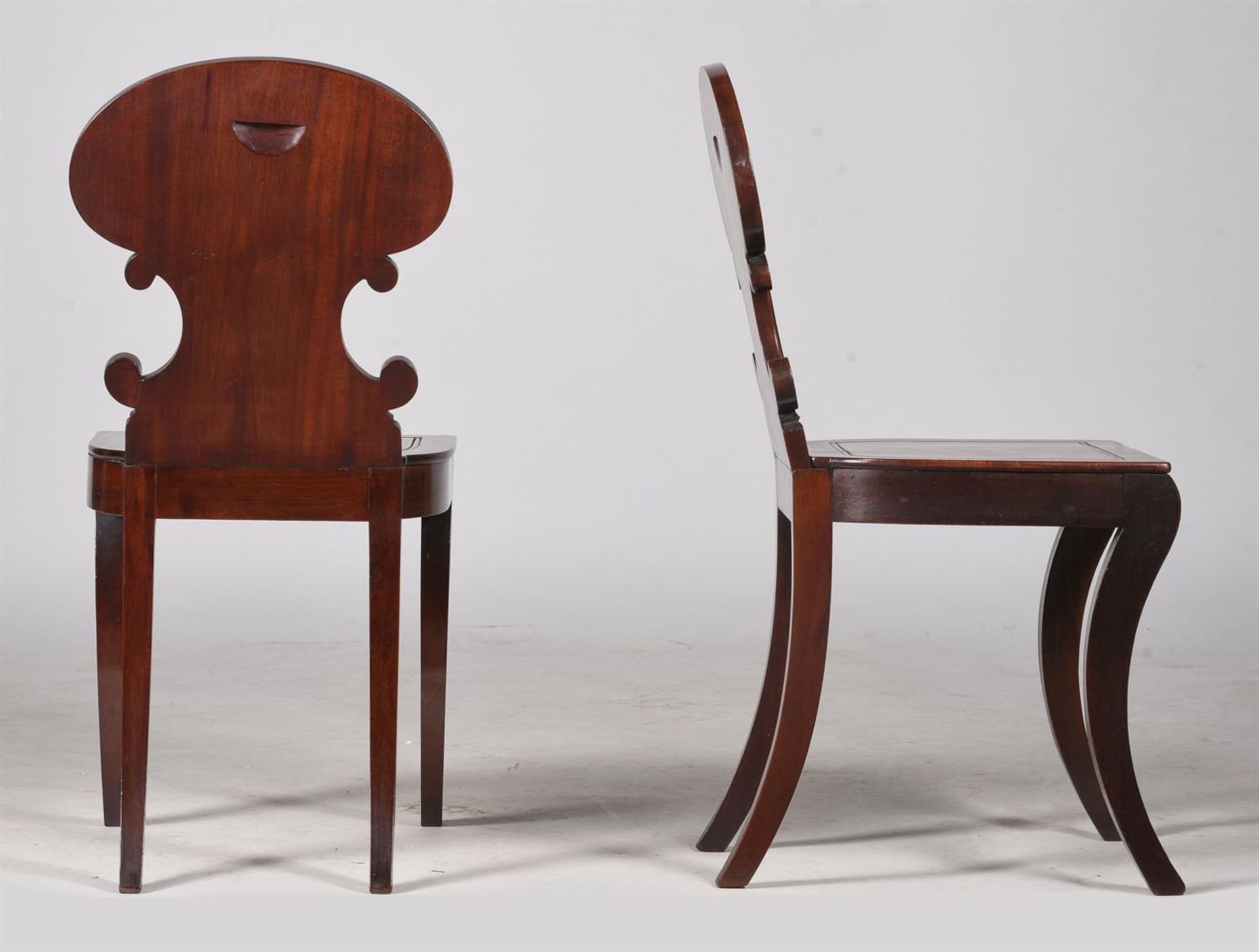 A PAIR OF REGENCY MAHOGANY HALL CHAIRS, ATTRIBUTED TO GILLOWS, CIRCA 1815 - Bild 5 aus 6