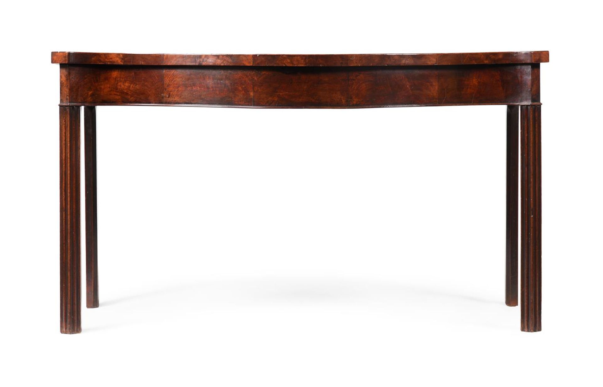 A GEORGE III FIGURED MAHOGANY SERPENTINE FRONTED SERVING OR SIDE TABLE, CIRCA 1770 - Bild 3 aus 6