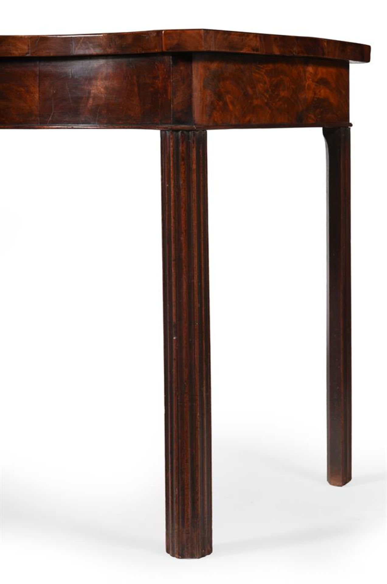 A GEORGE III FIGURED MAHOGANY SERPENTINE FRONTED SERVING OR SIDE TABLE, CIRCA 1770 - Bild 6 aus 6