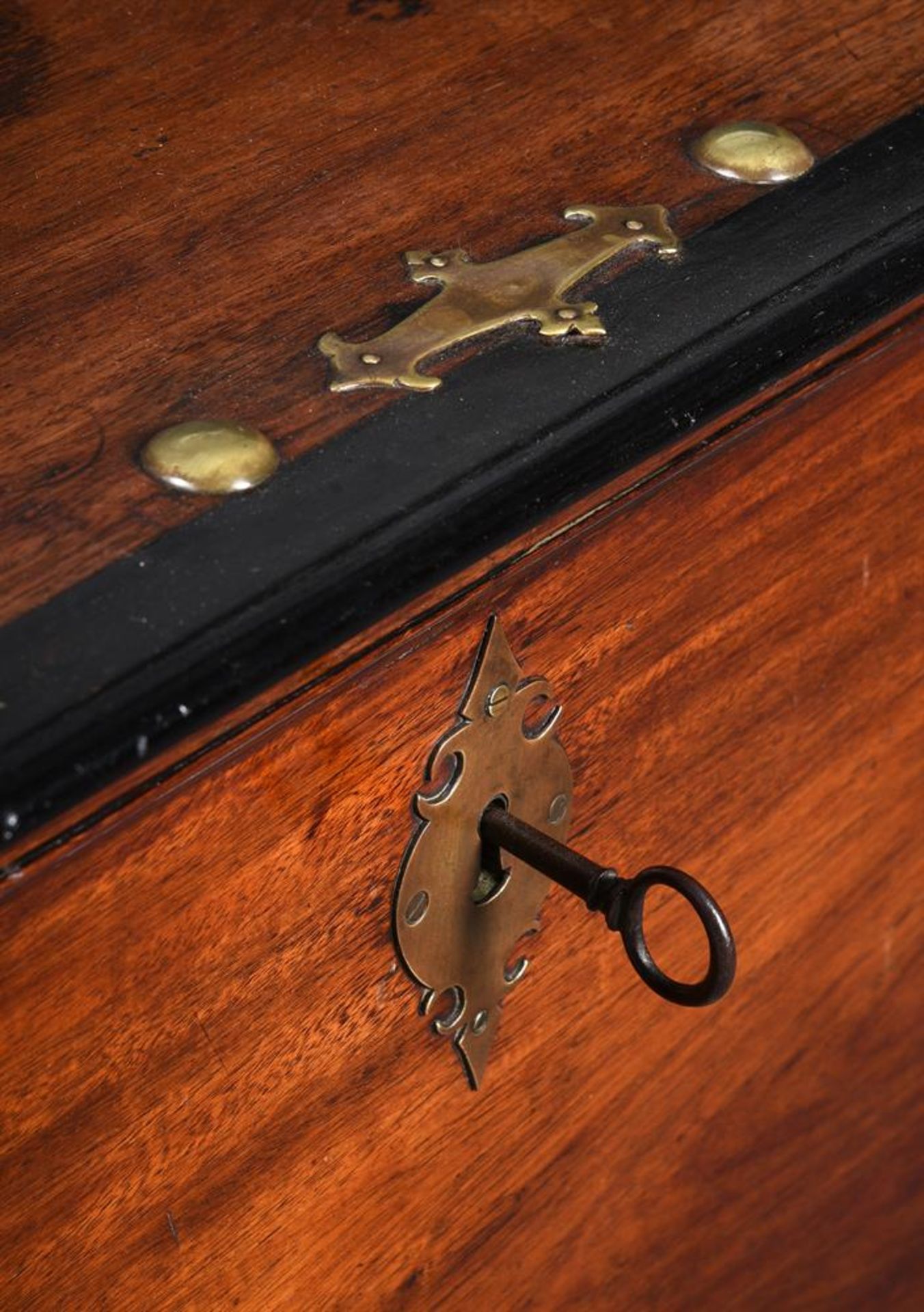 Y A DUTCH EAST INDIES EBONY AND JACKWOOD CHEST OR COFFER, POSSIBLY CAPE, EARLY 18TH CENTURY - Bild 3 aus 3