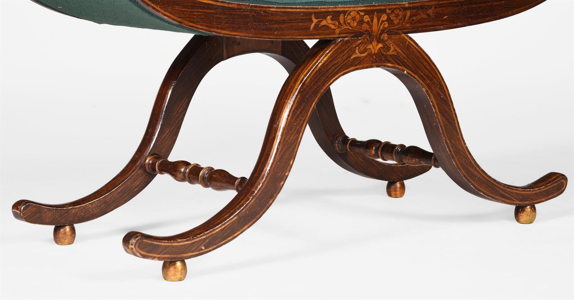A REGENCY SIMULATED ROSEWOOD AND PARCEL GILT X FRAME STOOL OR WINDOW SEAT, EARLY 19TH CENTURY - Bild 3 aus 4