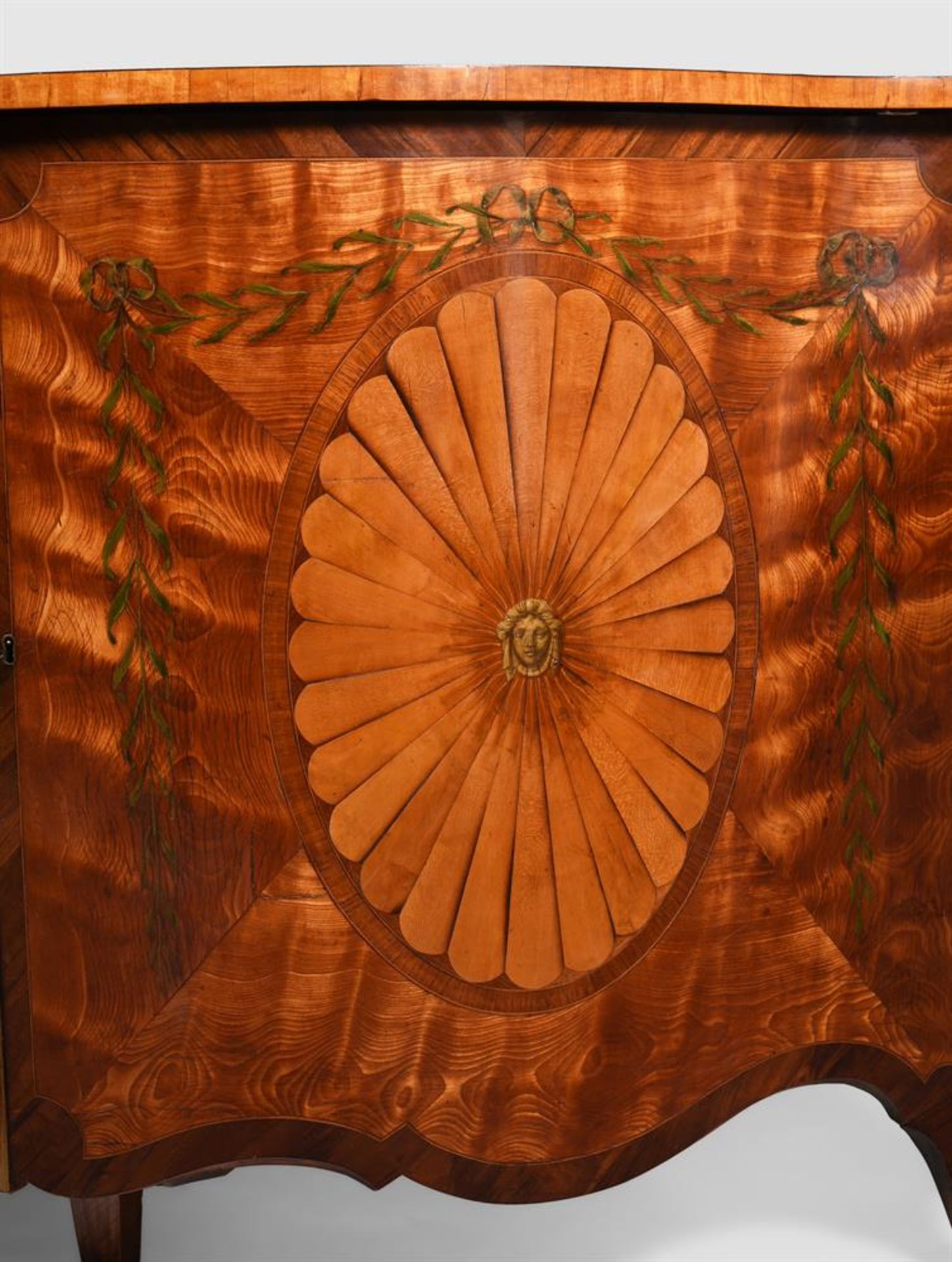 Y A GEORGE III SATINWOOD, MARQUETRY AND PAINTED SERPENTINE FRONTED COMMODE, CIRCA 1780 - Bild 6 aus 12