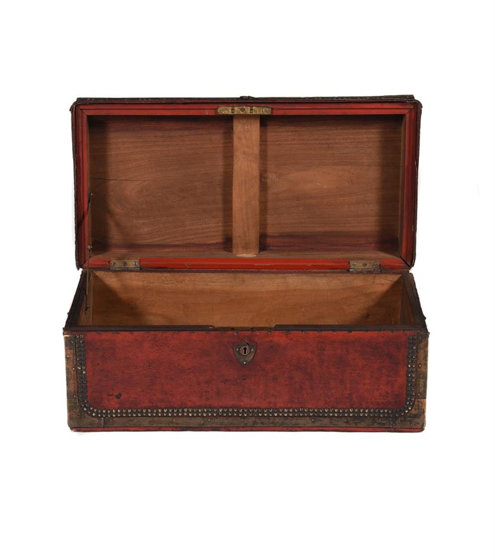 A CHINESE EXPORT RED LEATHER, BRASS BOUND AND STUDDED TRUNK, 19TH CENTURY - Image 6 of 8