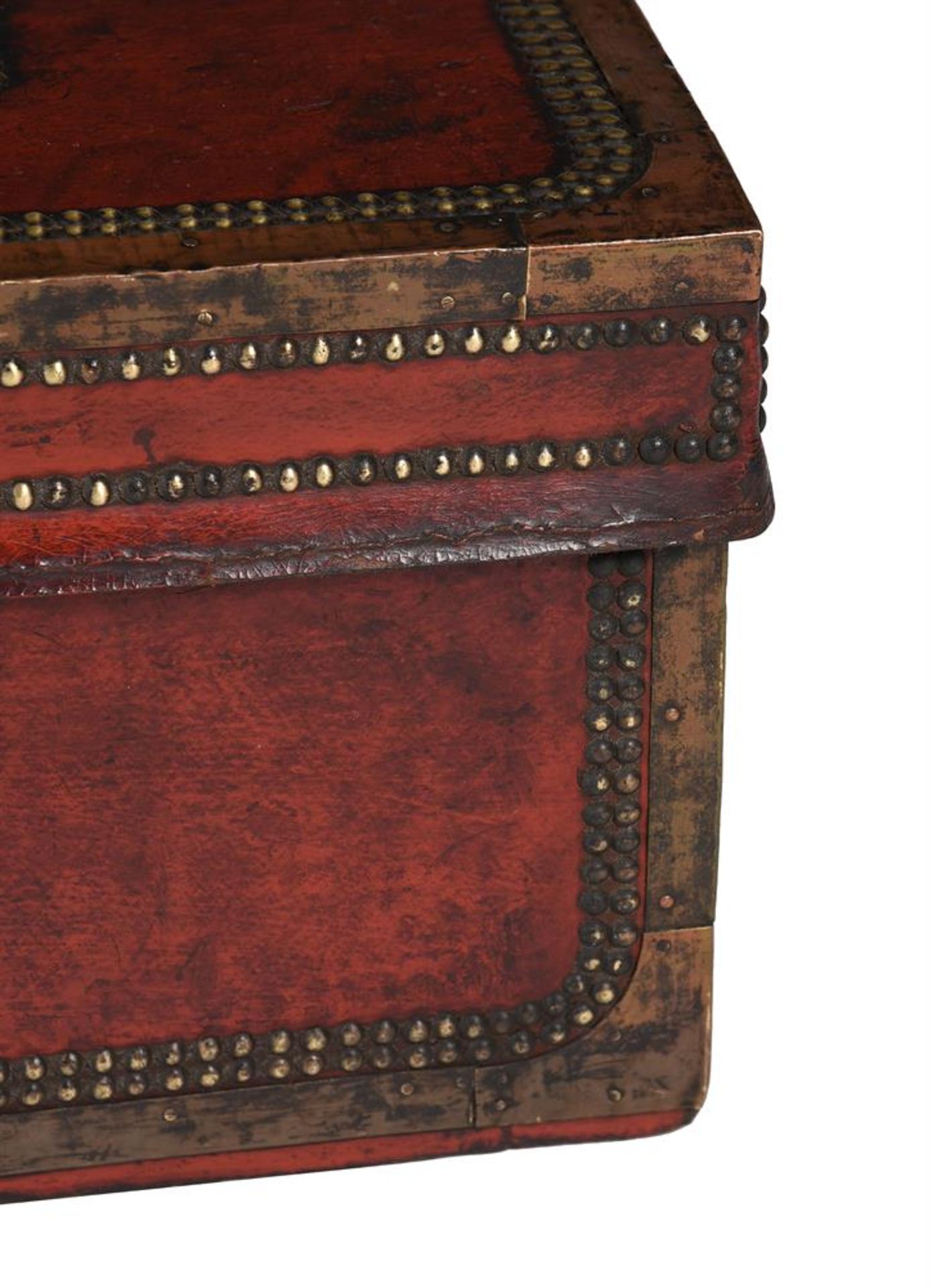 A CHINESE EXPORT RED LEATHER, BRASS BOUND AND STUDDED TRUNK, 19TH CENTURY - Image 4 of 8