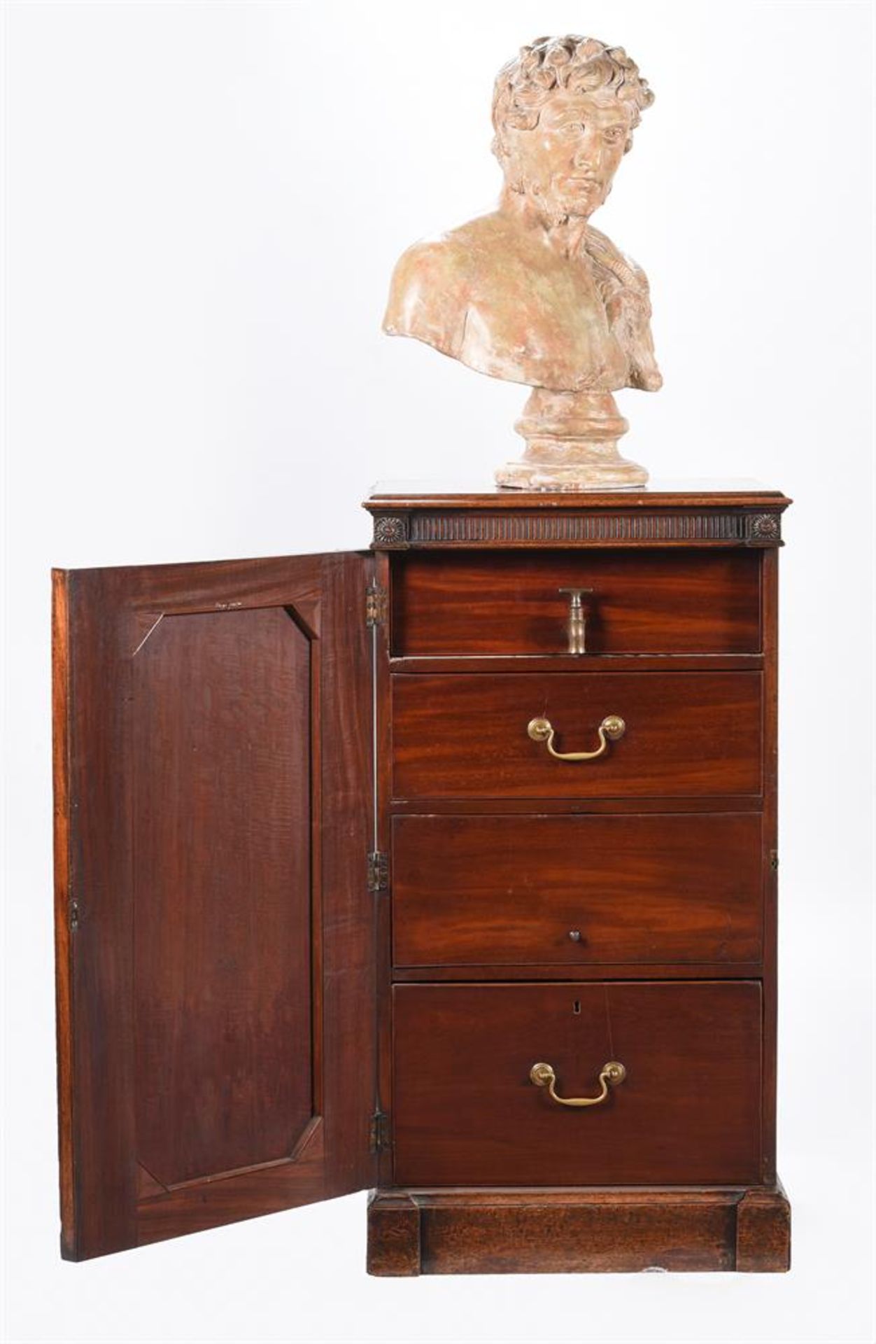 A PAIR OF GEORGE III MAHOGANY PEDESTAL CUPBOARDS, IN THE MANNER OF INCE & MAYHEW, CIRCA 1790 - Bild 3 aus 11