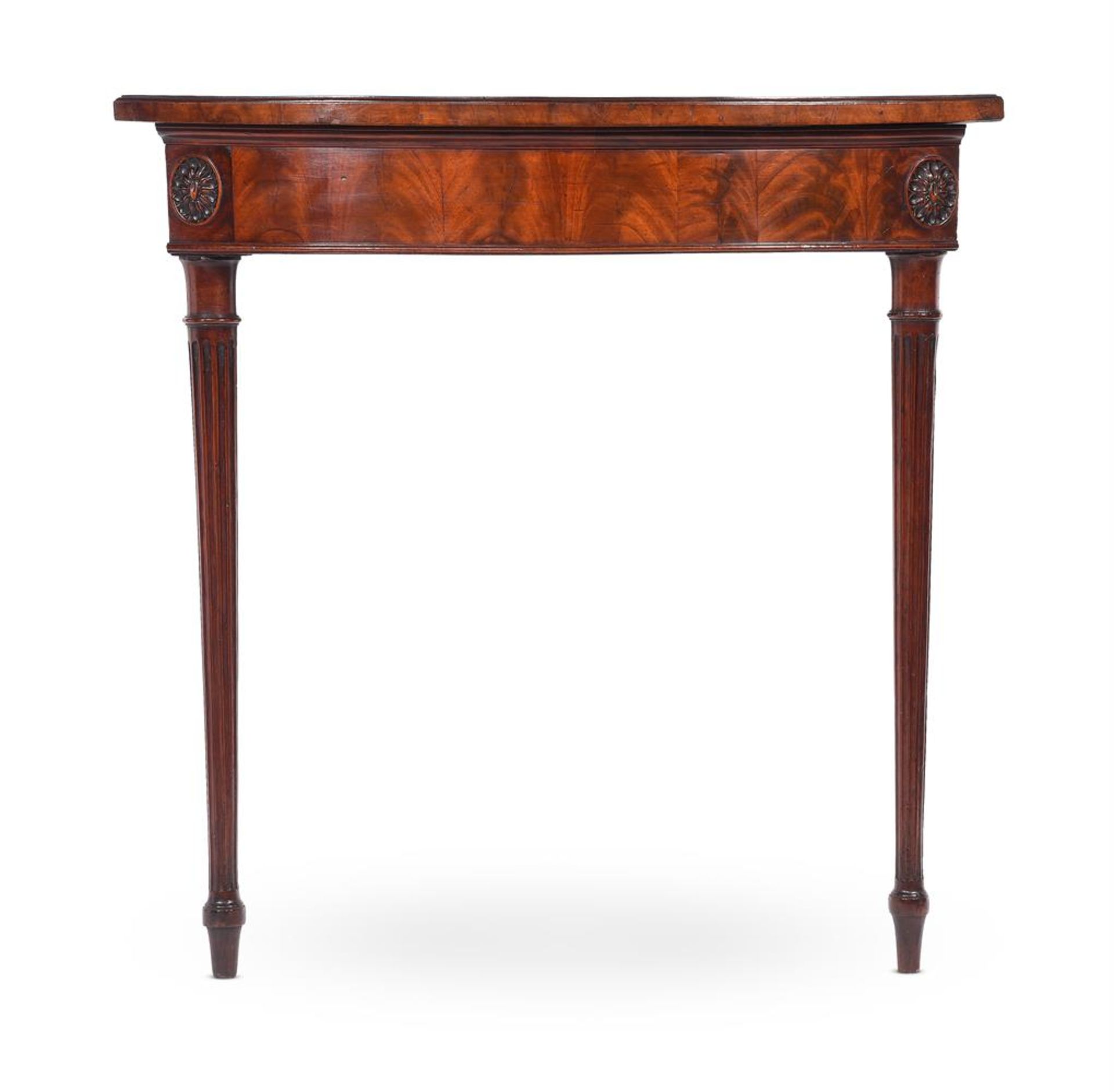 AN UNUSUAL GEORGE III MAHOGANY CORNER TABLE, CIRCA 1790 - Bild 2 aus 3