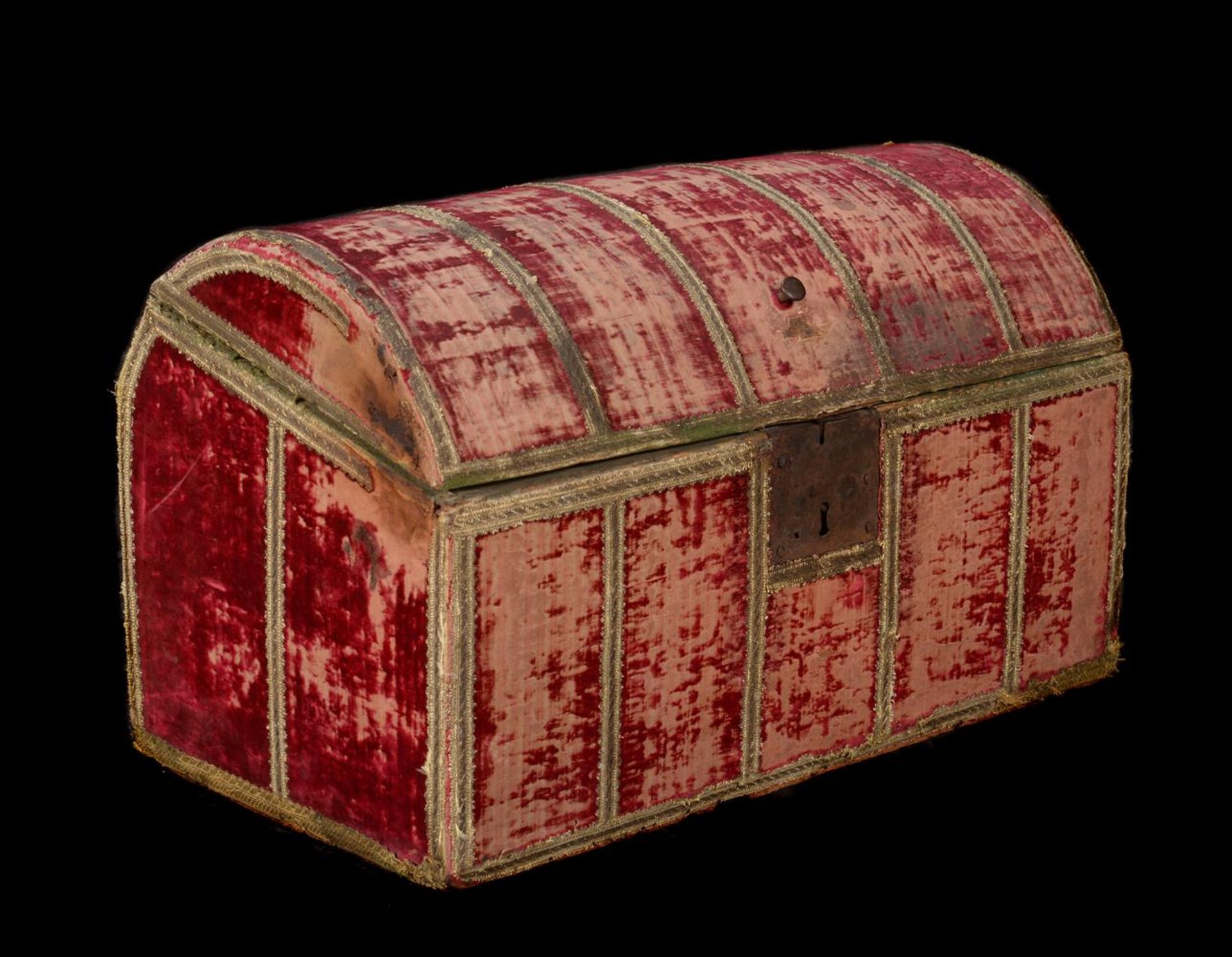 A CRIMSON VELVET DOMED COFFER, LATE 17TH/EARLY 18TH CENTURY - Bild 2 aus 5