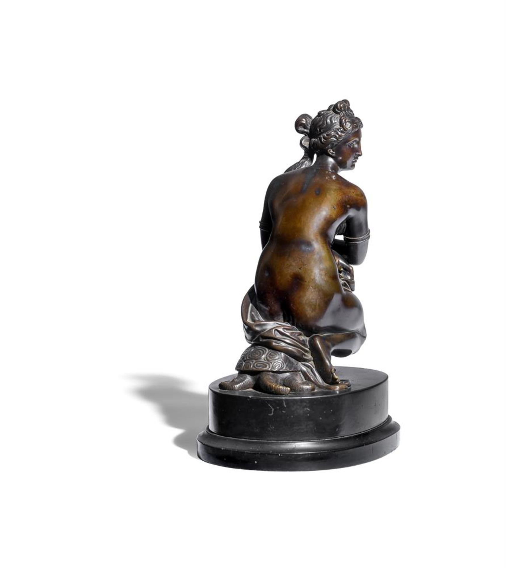 AFTER THE ANTIQUE, A BRONZE FIGURE 'CROUCHING VENUS' PROBABLY ENGLISH, EARLY 19TH CENTURY - Bild 2 aus 4