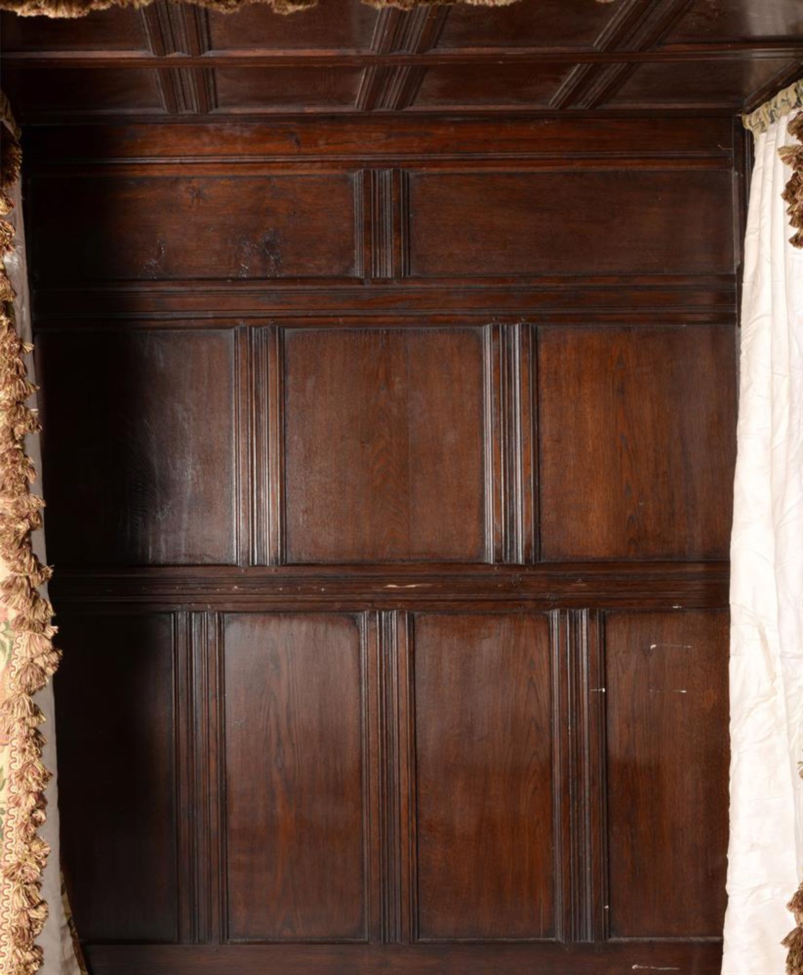 AN OAK FOUR POST BED, IN THE STUART MANNER, COMPLETE WITH HANGINGS, IN 17TH CENTURY STYLE - Image 4 of 9