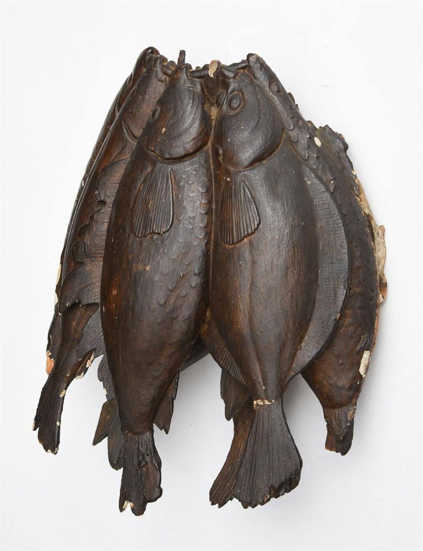 A PAIR OF CARVED WALL HANGINGS IN THE FORM OF FISH, 18TH CENTURY, IN THE MANNER OF GRINLING GIBBONS - Bild 2 aus 4