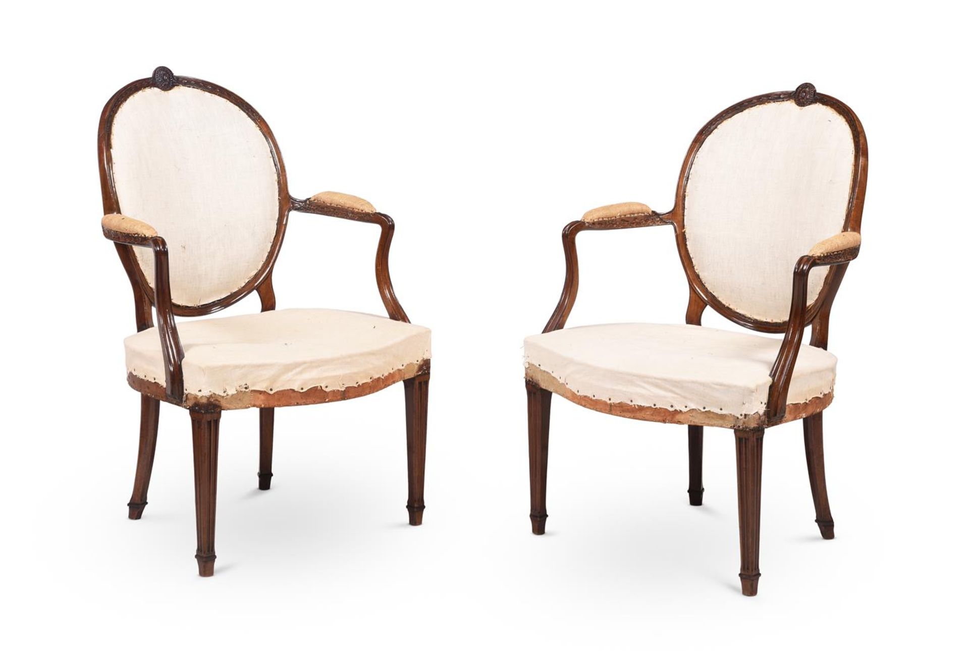 A PAIR OF GEORGE III MAHOGANY ARMCHAIRS, IN THE MANNER OF GEORGE HEPPLEWHITE, CIRCA 1780 - Bild 2 aus 5