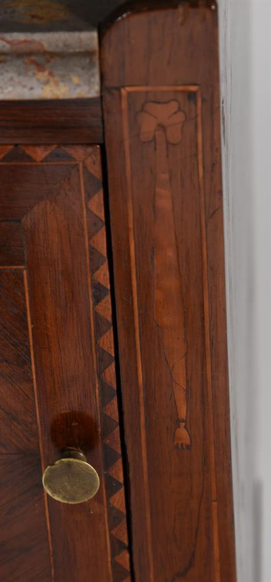 Y A PAIR OF ITALIAN ROSEWOOD AND MARQUETRY BEDSIDE CABINETS, EARLY 19TH CENTURY - Bild 6 aus 6