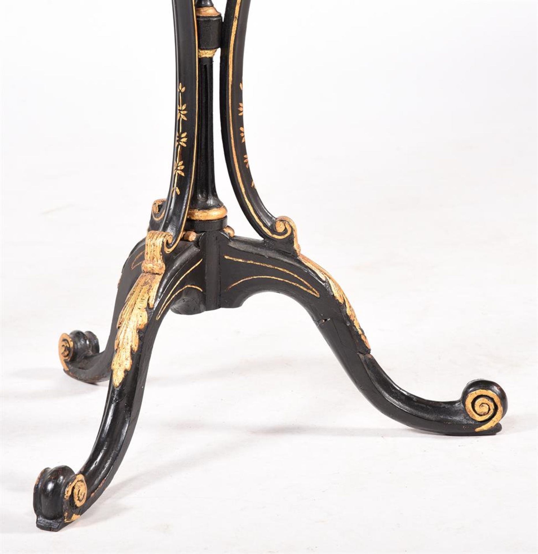 A PAIR OF BLACK PAINTED AND PARCEL GILT TORCHERE STANDS, IN GEORGE III STYLE, 20TH CENTURY - Bild 5 aus 5