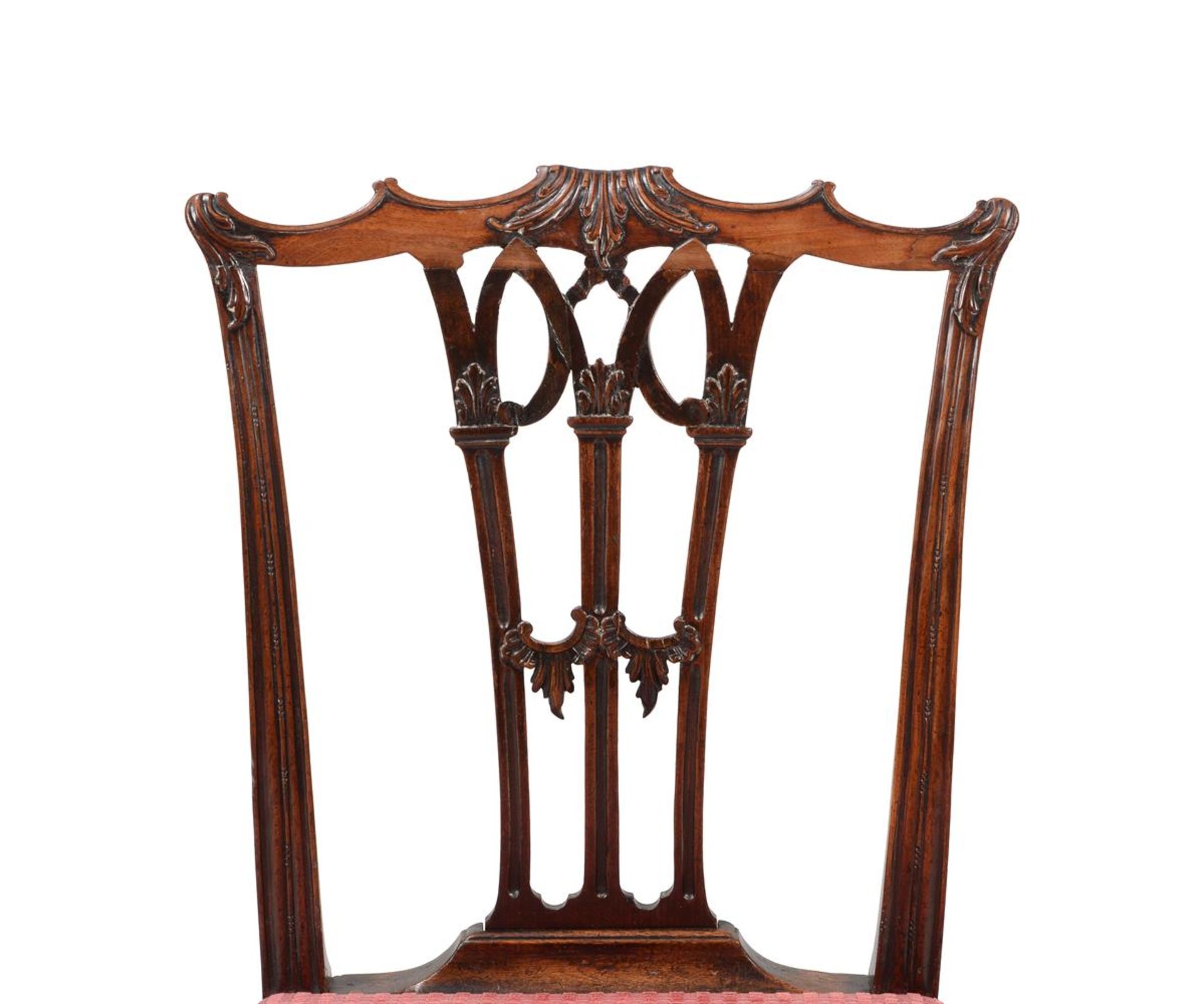 A SET OF SIX GEORGE III MAHOGANY DINING CHAIRS, IN THE MANNER OF THOMAS CHIPPENDALE, CIRCA 1765 - Bild 3 aus 4