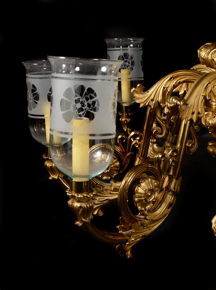 A LARGE AND IMPRESSIVE GILT AND LACQUERED BRASS EIGHT BRANCH CHANDELIER, CIRCA 1825 AND LATER - Image 5 of 10