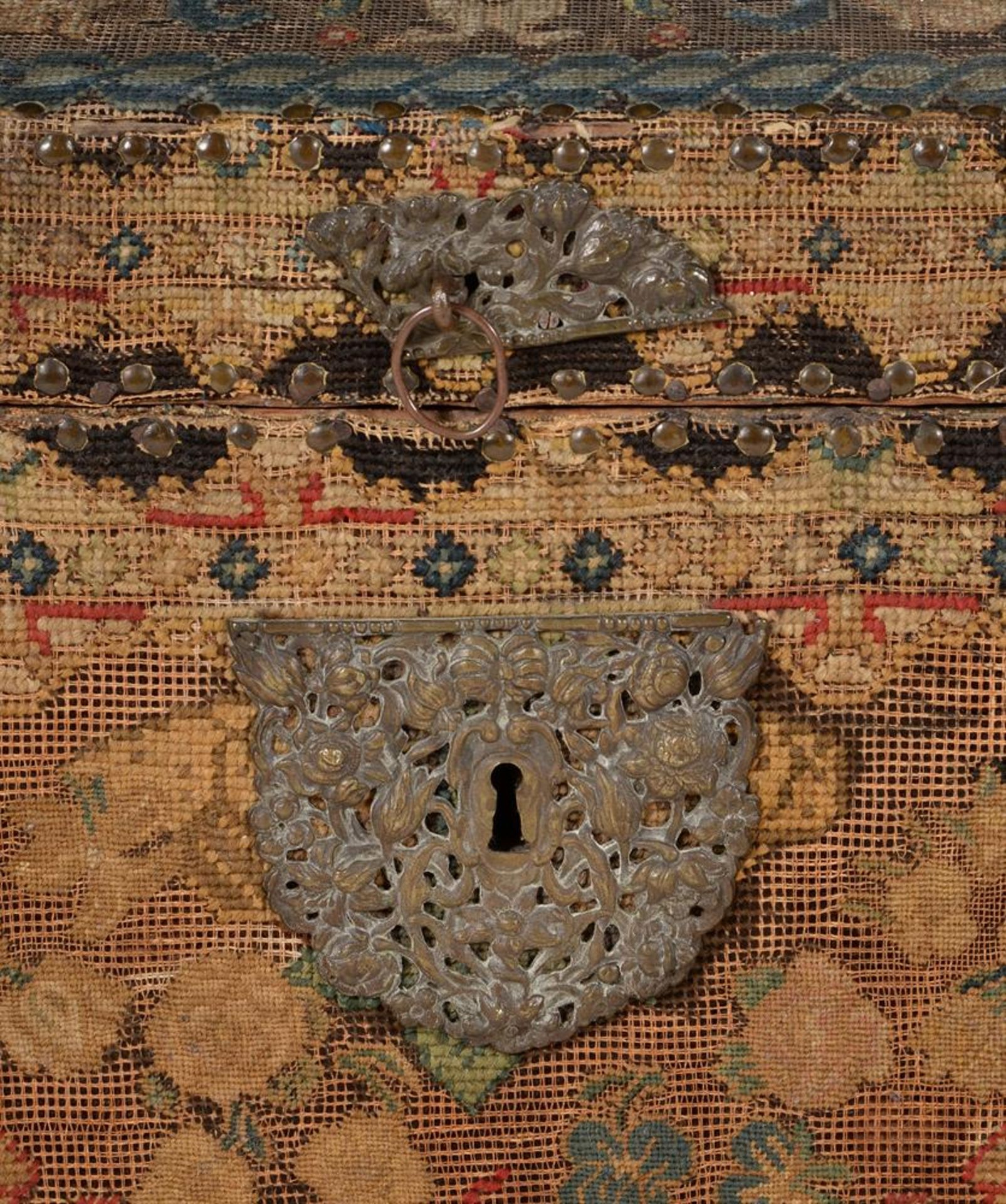 A GEORGE II GROS AND PETIT POINT NEEDLEWORK COVERED CHEST, CIRCA 1755 - Bild 5 aus 7