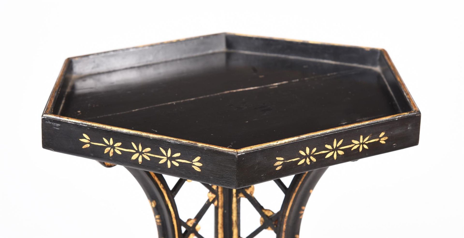 A PAIR OF BLACK PAINTED AND PARCEL GILT TORCHERE STANDS, IN GEORGE III STYLE, 20TH CENTURY - Bild 2 aus 5