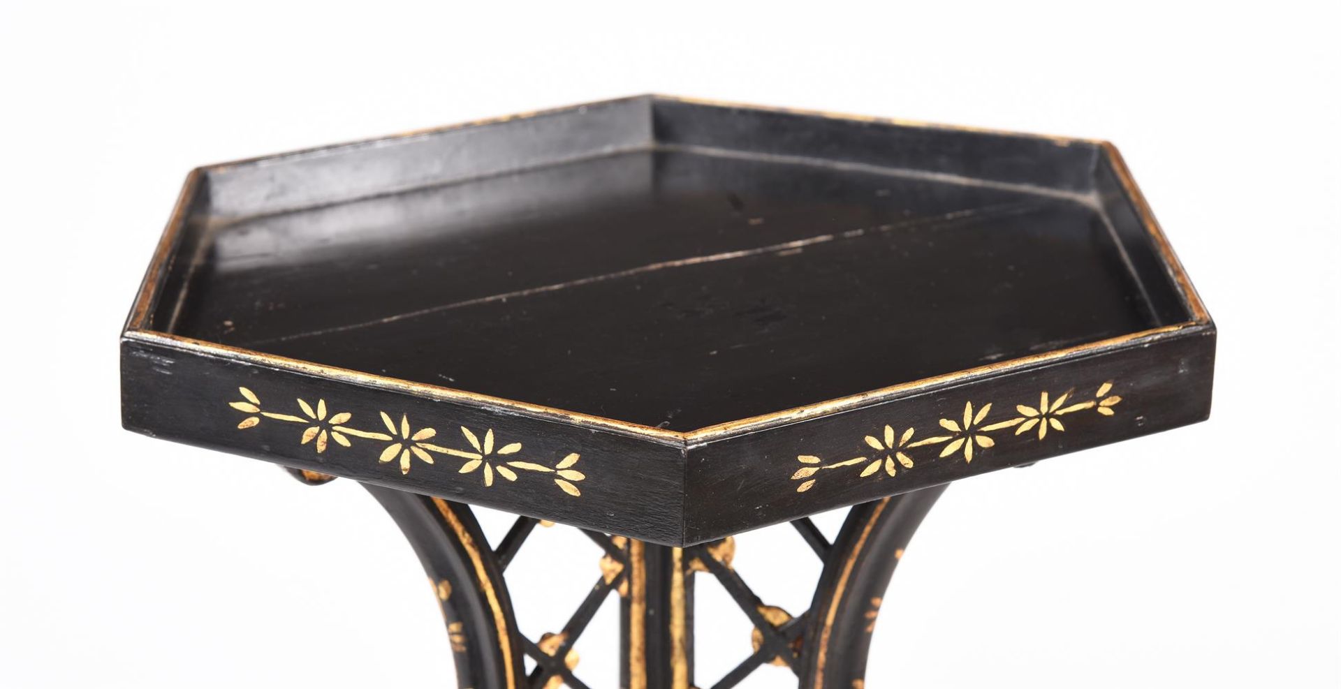 A PAIR OF BLACK PAINTED AND PARCEL GILT TORCHERE STANDS, IN GEORGE III STYLE, 20TH CENTURY - Image 2 of 5