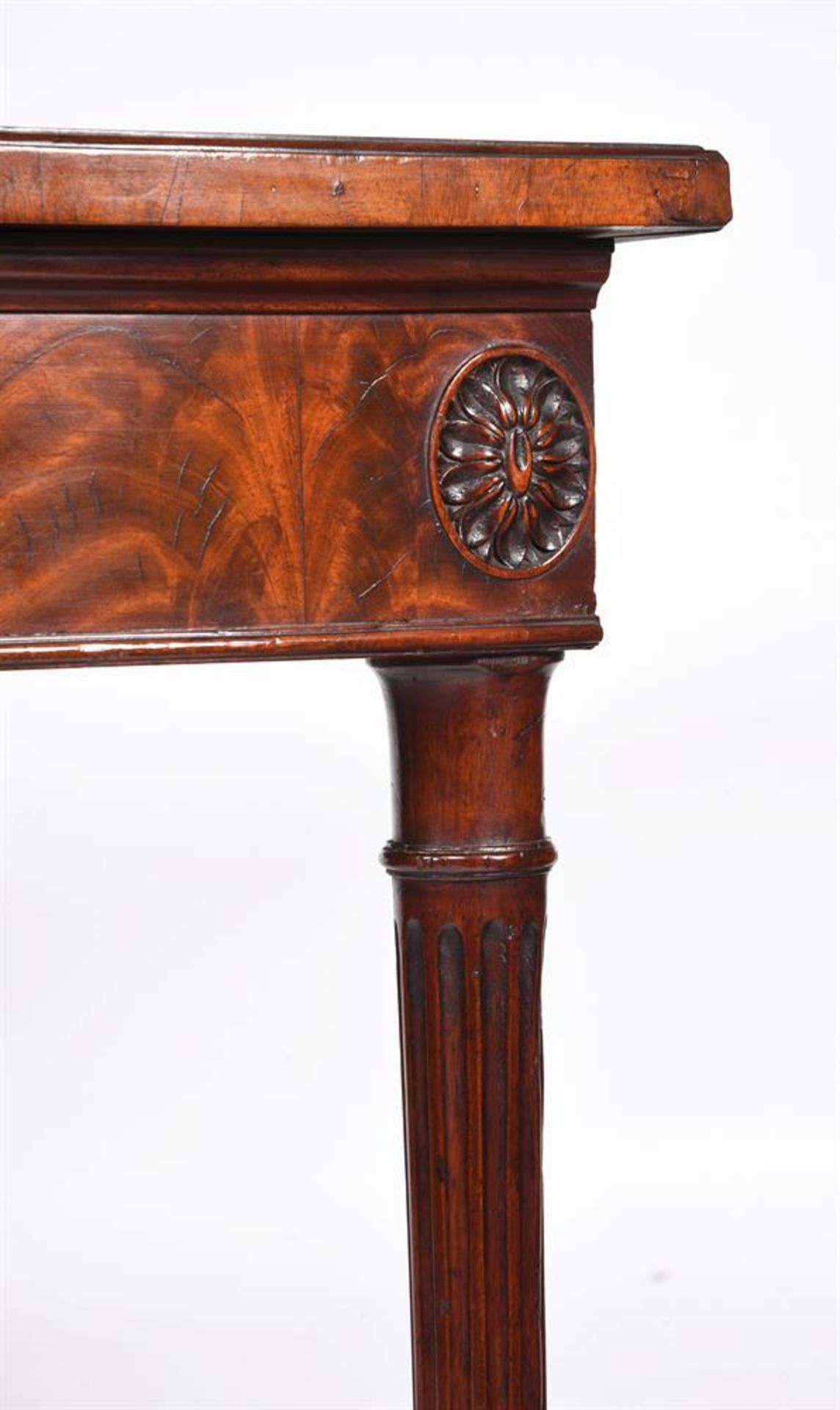 AN UNUSUAL GEORGE III MAHOGANY CORNER TABLE, CIRCA 1790 - Image 3 of 3