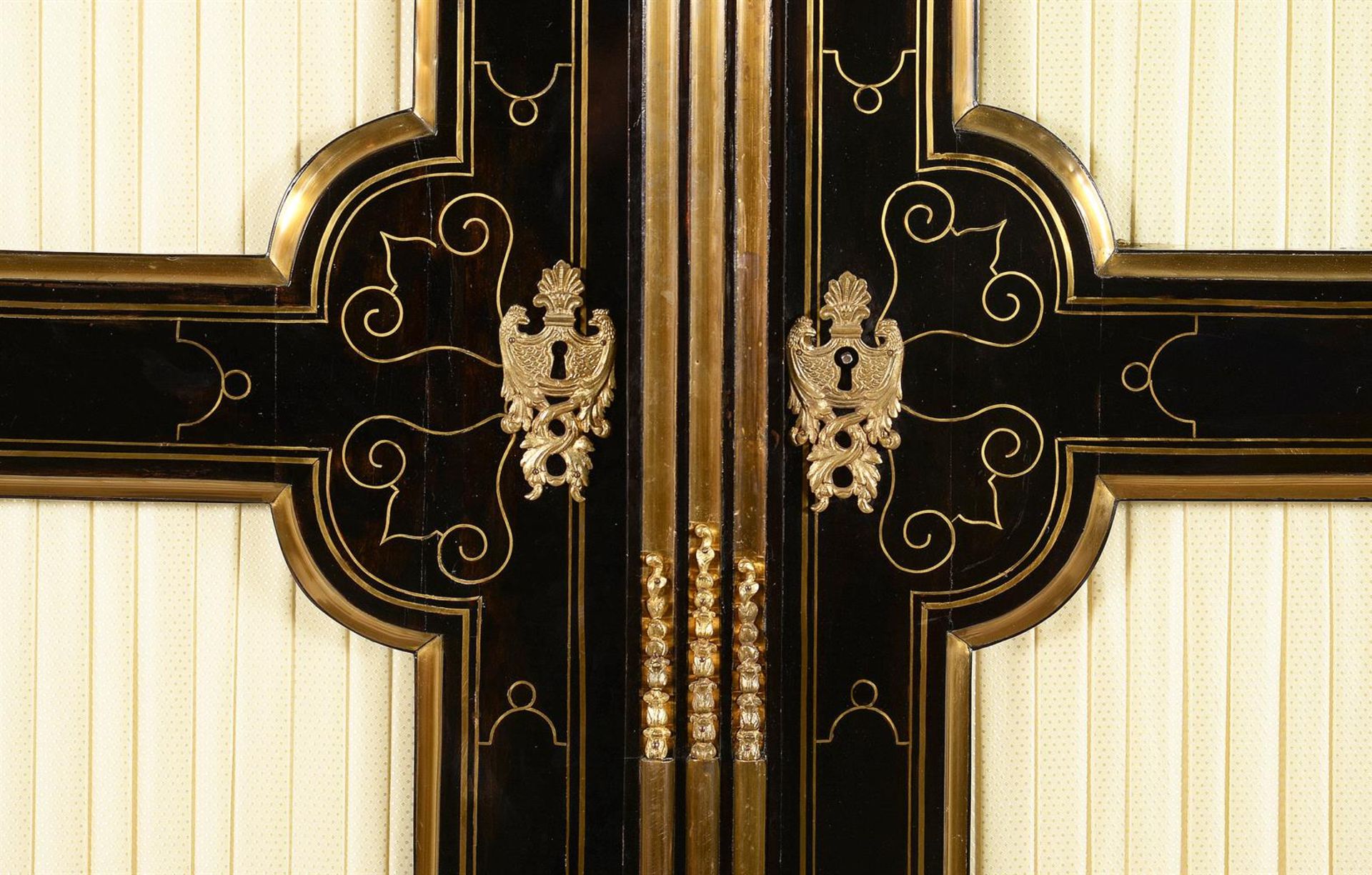 Y A LOUIS XIV EBONY AND BRASS INLAID ARMOIRE, EARLY 18TH CENTURY - Bild 2 aus 8