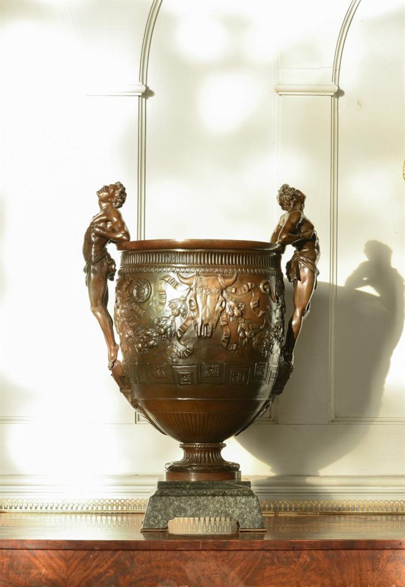 A LARGE BRONZE NEOCLASSICAL URN, THE 'VASE ECLAVES', LATE 19TH CENTURY - Bild 6 aus 9