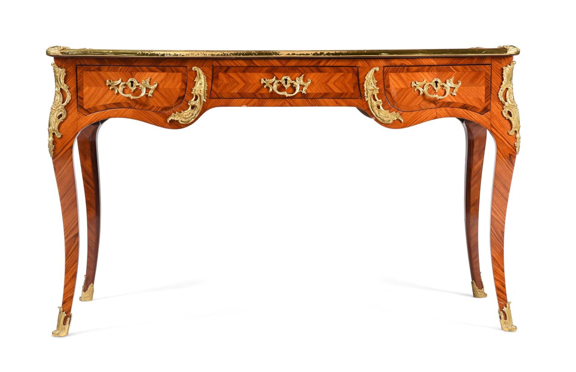 Y A FRENCH KINGWOOD, TULIPWOOD AND ORMOLU BUREAU PLAT, IN LOUIS XV STYLE, LATE 19TH/EARLY 20TH CENTU - Bild 2 aus 4