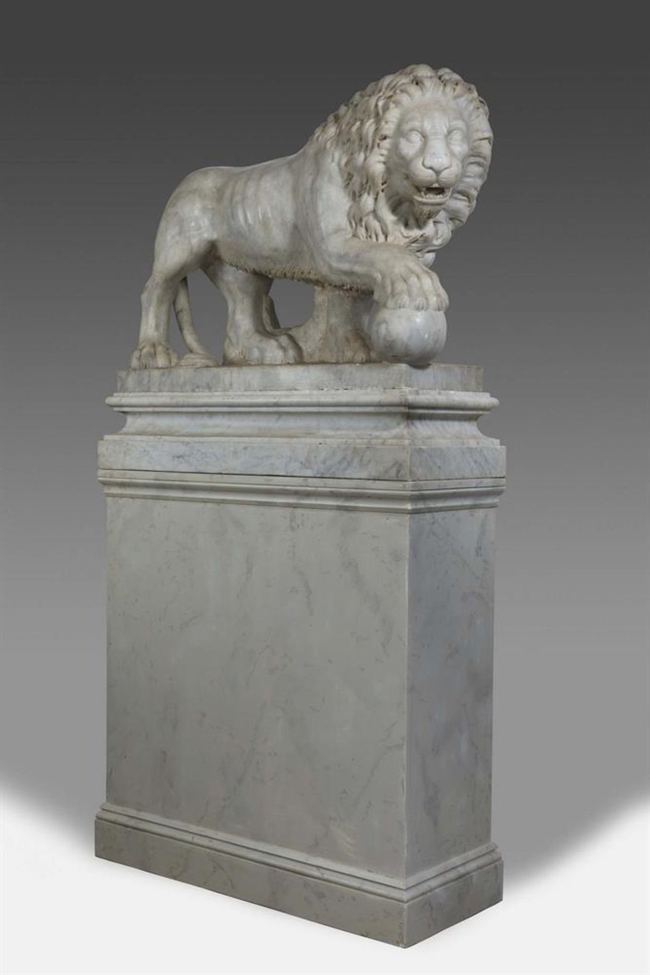 A LARGE PAIR OF CARVED MARBLE 'MEDICI LIONS', IN THE 'GRAND TOUR' MANNER, 20TH CENTURY - Image 3 of 10