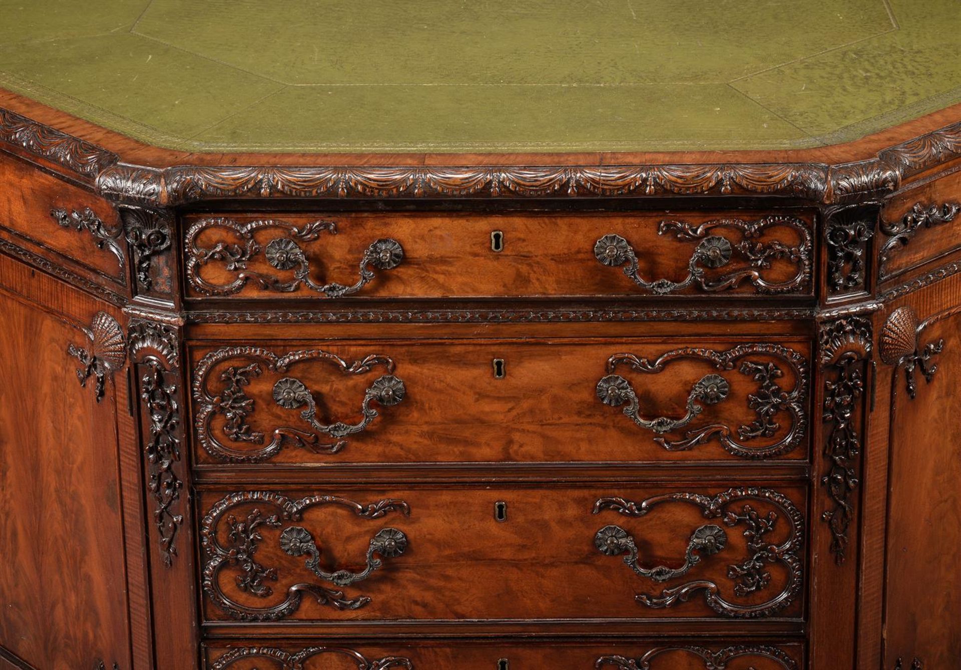 A MAHOGANY OCTAGONAL PARTNER'S DESK, IN THE MANNER OF THOMAS CHIPPENDALE, CIRCA 1900 - Bild 6 aus 8