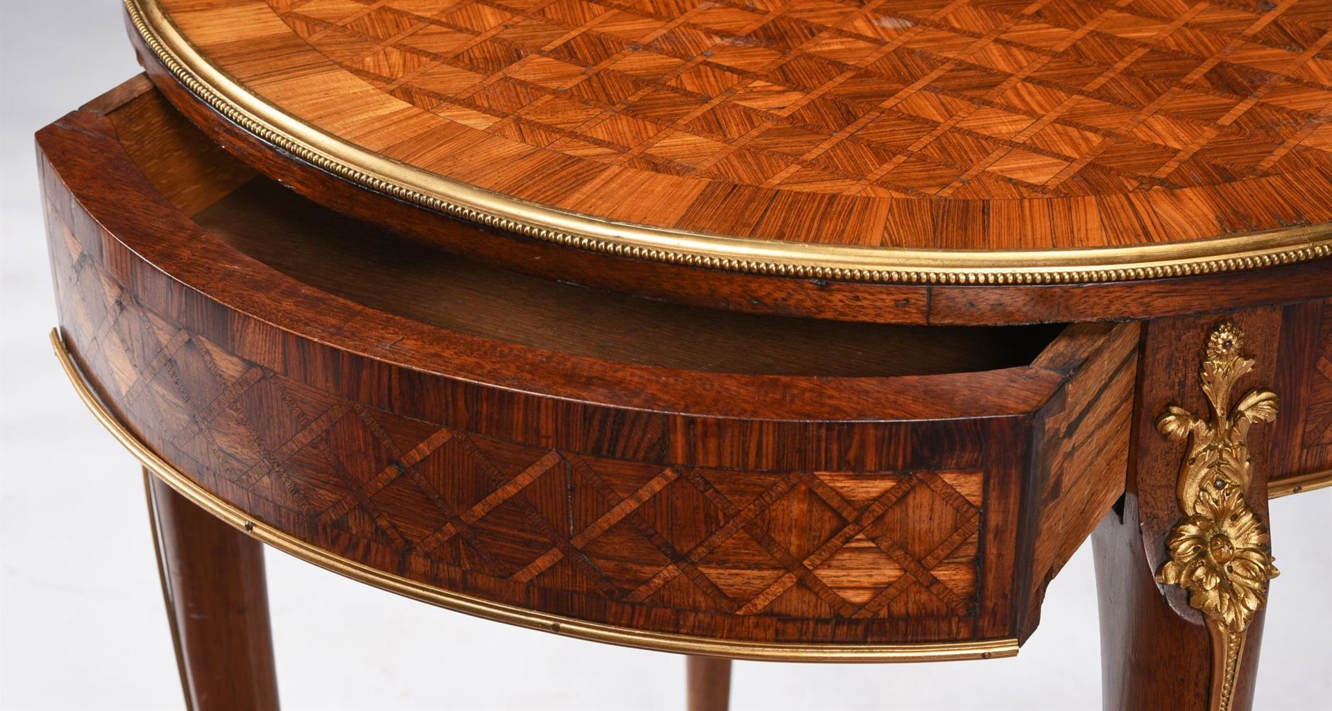 Y A FRENCH KINGWOOD PARQUETRY AND ORMOLU MOUNTED GUERIDON, SECOND HALF 19TH CENTURY - Bild 5 aus 5