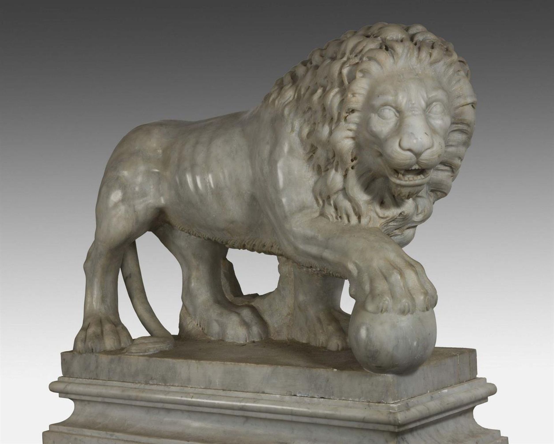 A LARGE PAIR OF CARVED MARBLE 'MEDICI LIONS', IN THE 'GRAND TOUR' MANNER, 20TH CENTURY - Bild 7 aus 10