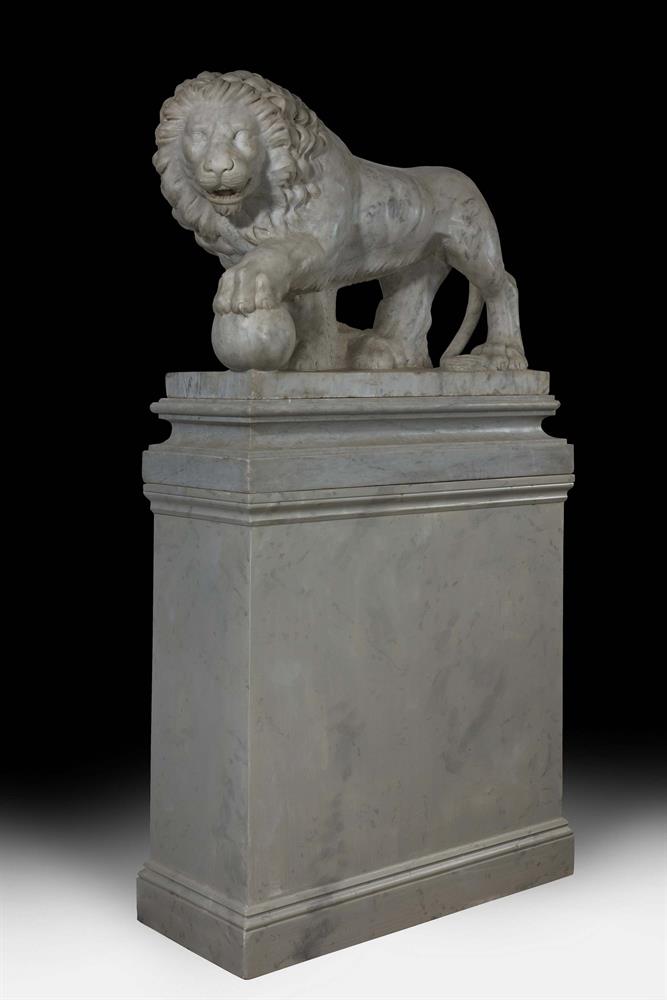 A LARGE PAIR OF CARVED MARBLE 'MEDICI LIONS', IN THE 'GRAND TOUR' MANNER, 20TH CENTURY - Image 6 of 10