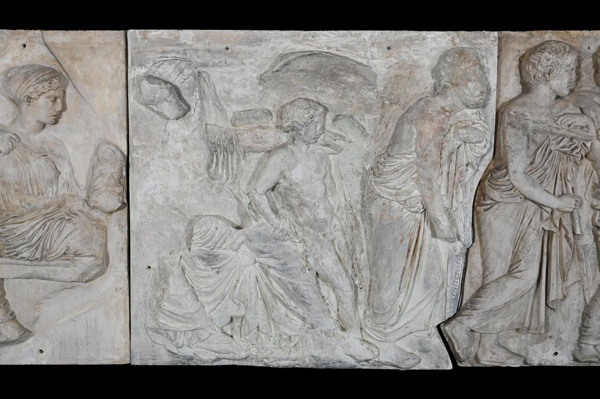 A SET OF FOUR LARGE AND IMPRESSIVE PLASTER PANELS CAST FROM THE PARTHENON MARBLES - Bild 3 aus 5