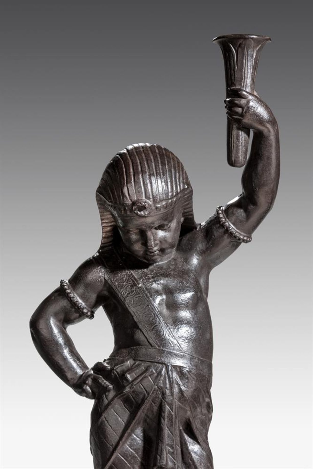 A PATINATED CAST IRON FIGURE OF AN EGYPTIAN CHILD, LATE 19TH CENTURY - Bild 3 aus 8