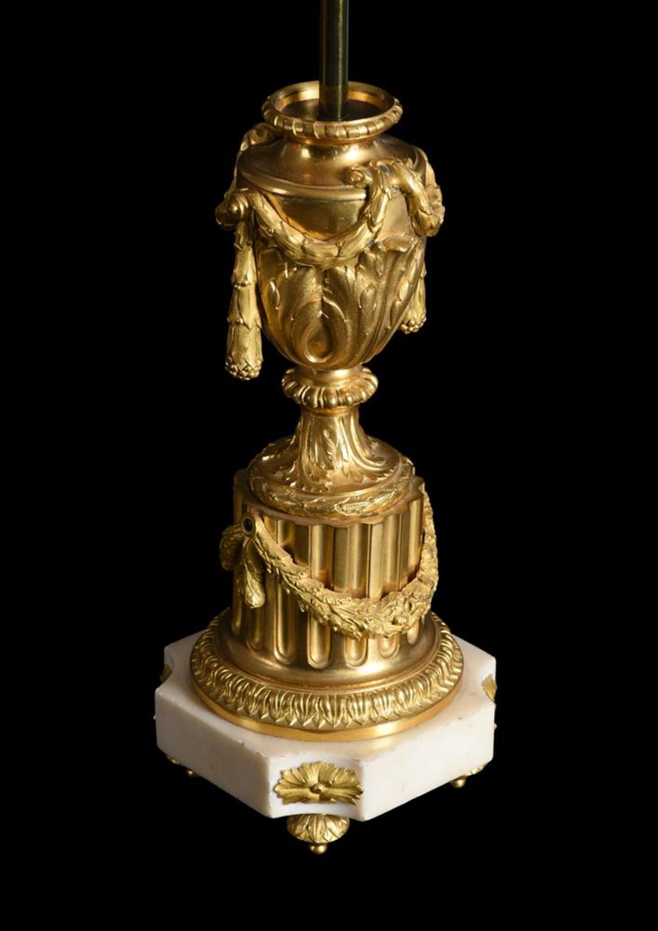 A PAIR OF GILT BRONZE AND MARBLE CLASSICAL URN TABLE LAMPS, FRENCH, 19TH CENTURY - Bild 6 aus 6