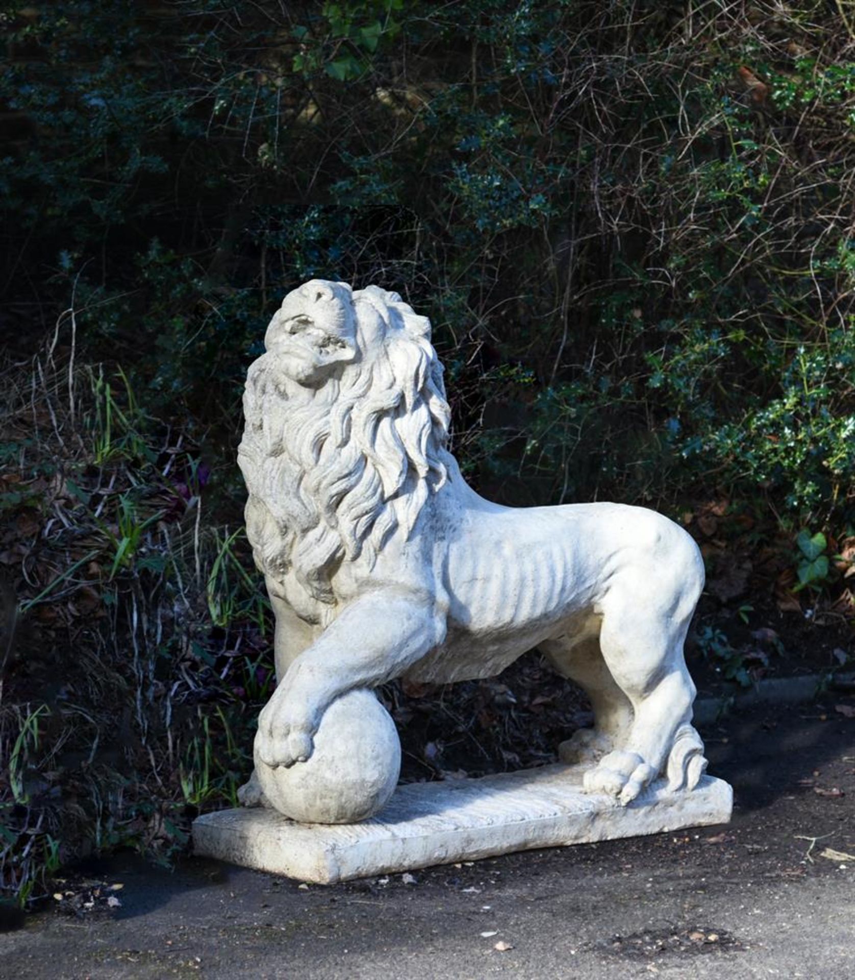 A LARGE PAIR OF COMPOSITE WHITE STONE MEDICI LIONS, 20TH CENTURY - Bild 3 aus 3