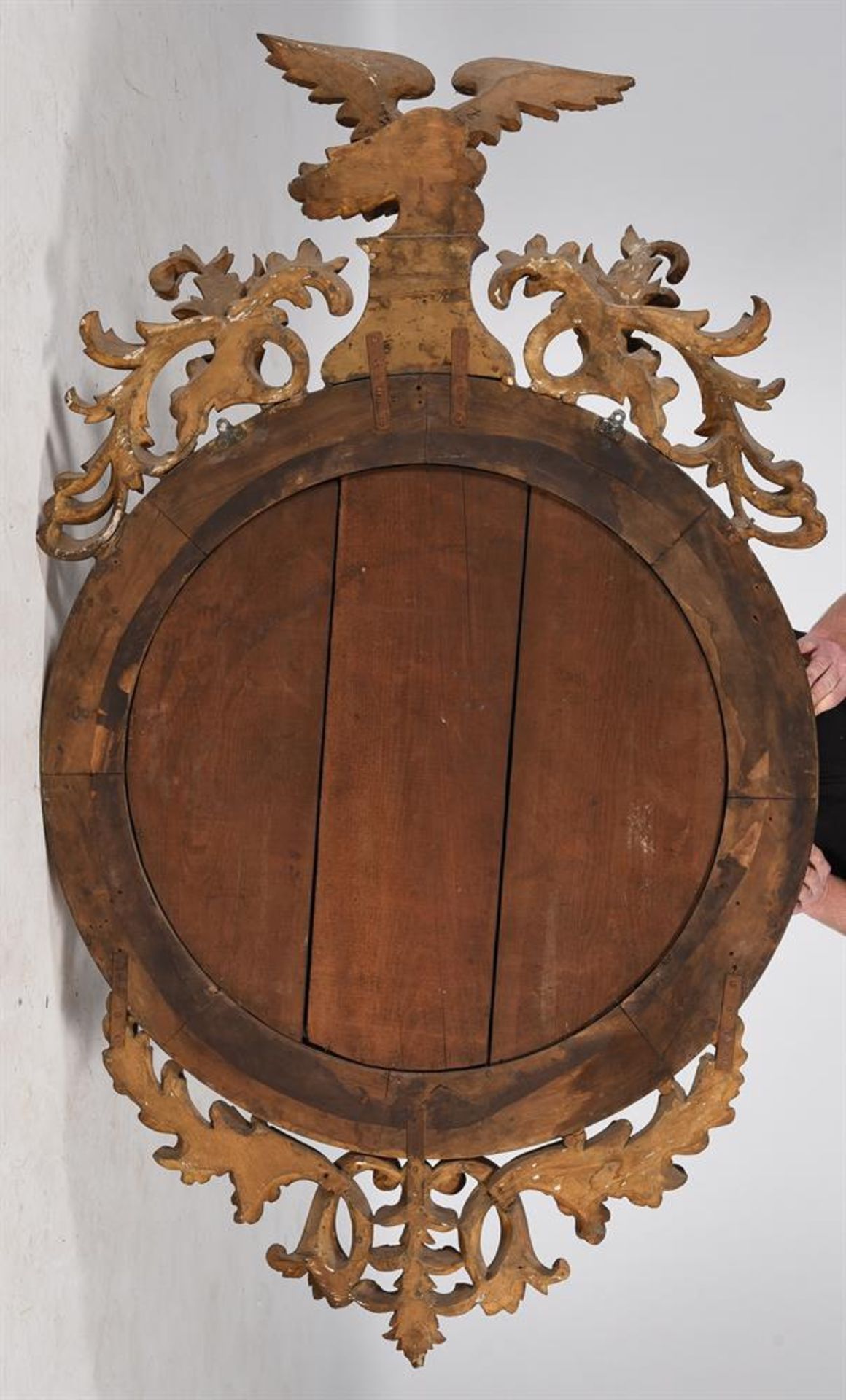 A LARGE REGENCY CARVED GILTWOOD CONVEX WALL MIRROR, IN THE MANNER OF THOMAS FENTHAM, CIRCA 1815 - Image 6 of 6